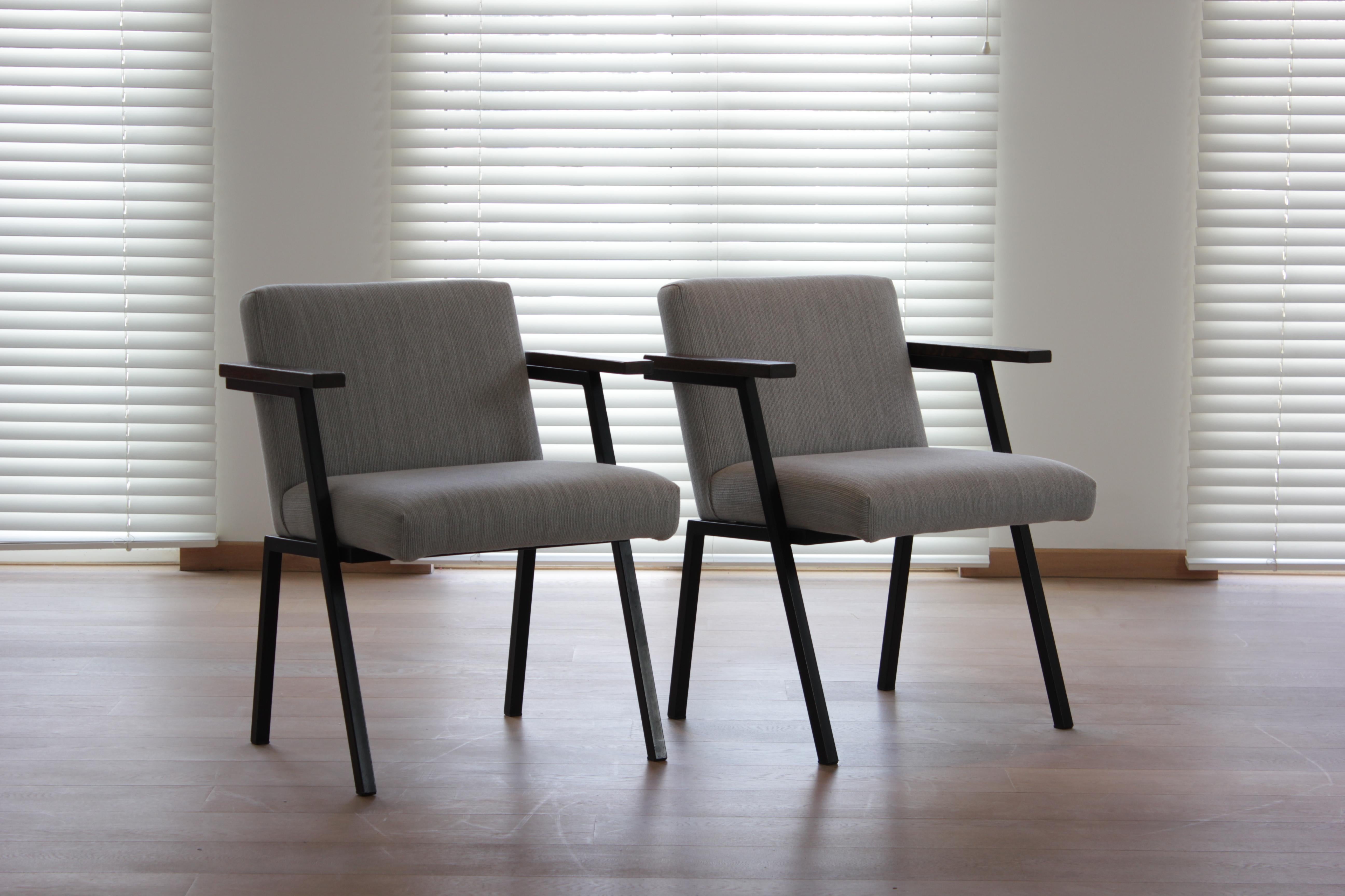 Ein Paar Sessel von Martin Visser für 't Spectrum

1960s

Niederlande

Metall und grau gepolstert

78 cm hoch, 64 cm breit, 57 cm tief, 