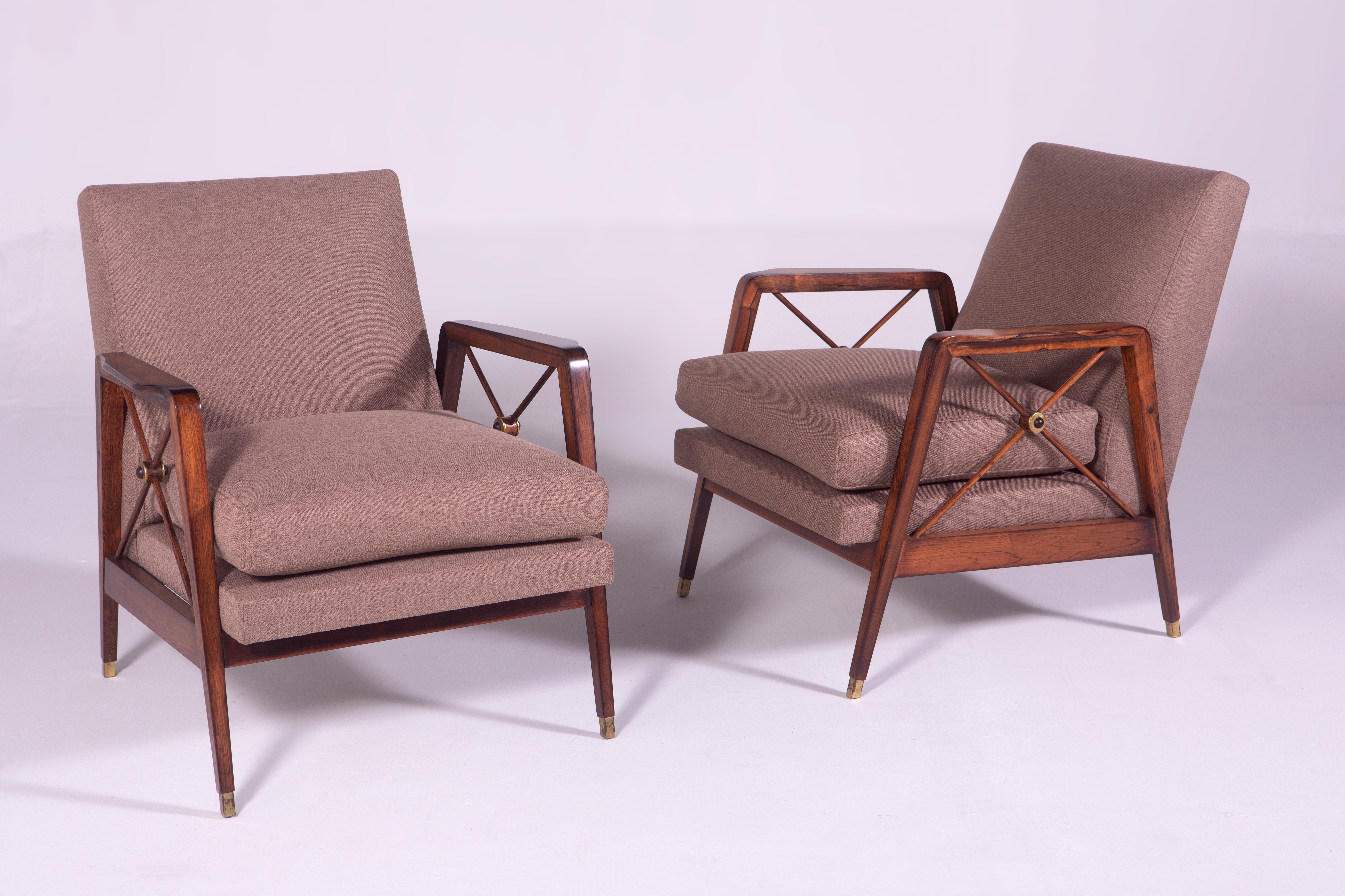 Mid-Century Modern Pair of Armchairs by Móveis Cavallaro, Brazil, 1960s

Pair of Mid-Century Modern Armchairs manufactured in Brazil in the 1960s by Móveis Cavallaro. 
Structured in wood and upholstered in fabric, it has the tip of the chair's feet