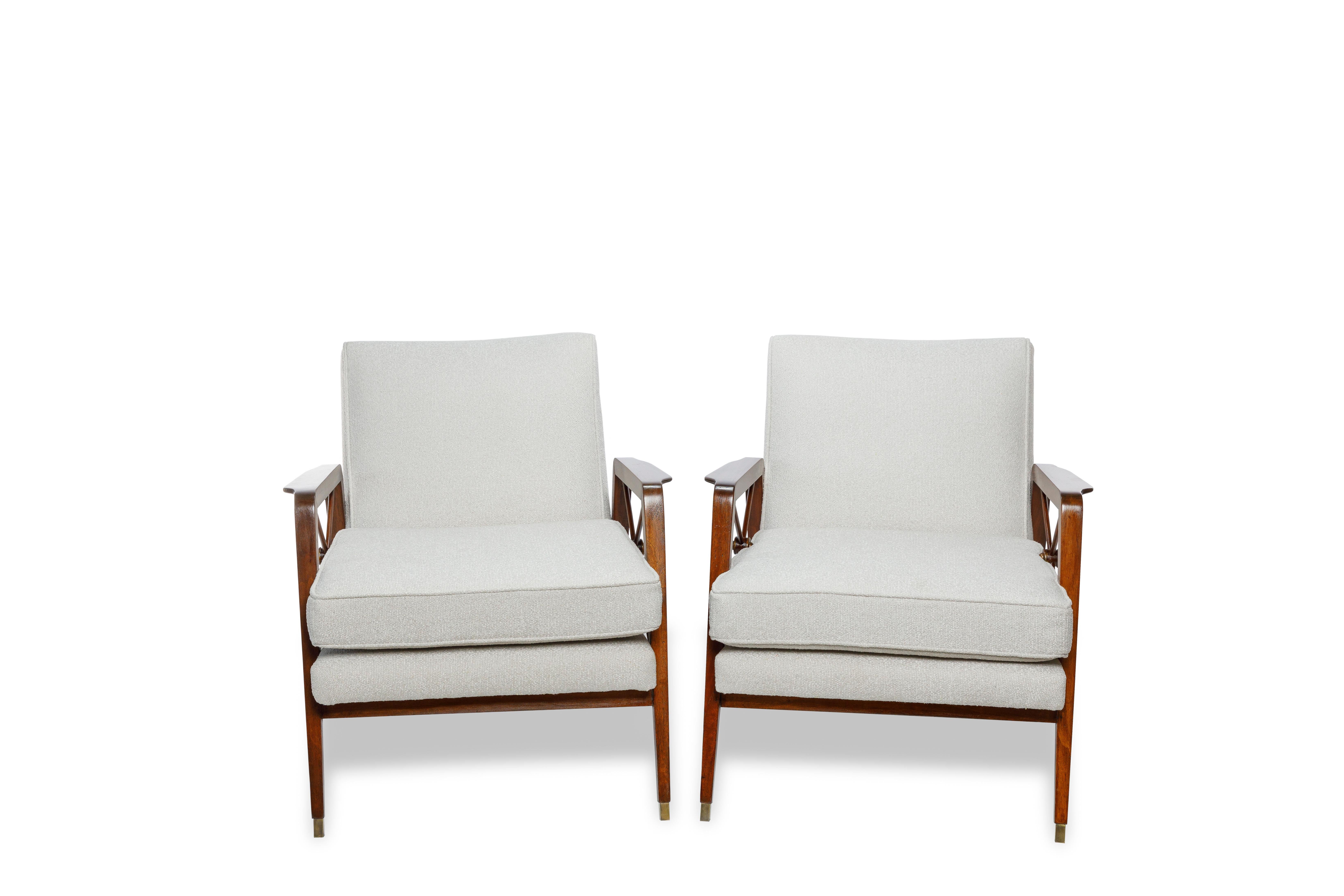 Pair of Mid-Century Modern Armchairs manufactured in Brazil in the 1960s by Móveis Cavallaro. 
Structured in wood and upholstered in fabric, it has the tip of the chair's feet in metal.