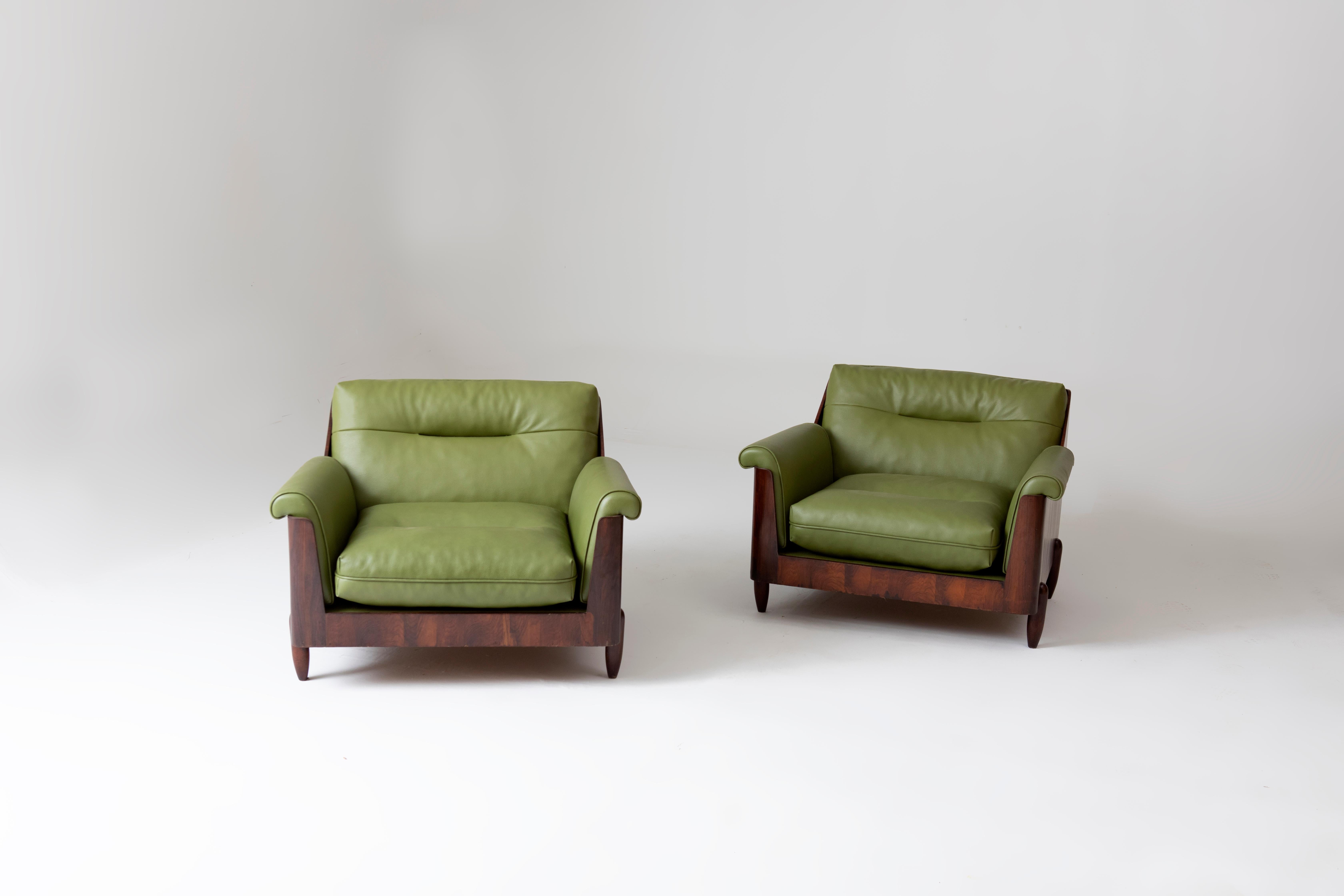 Paire de fauteuils modernes du milieu du siècle par Novo Rumo, 1960s

Cette paire de fauteuils fabriqués par Novo Rumo, dans les années 1960 au Brésil, est un excellent exemple du Design Modern brésilien, alliant fonctionnalité et esthétique. 
Ils