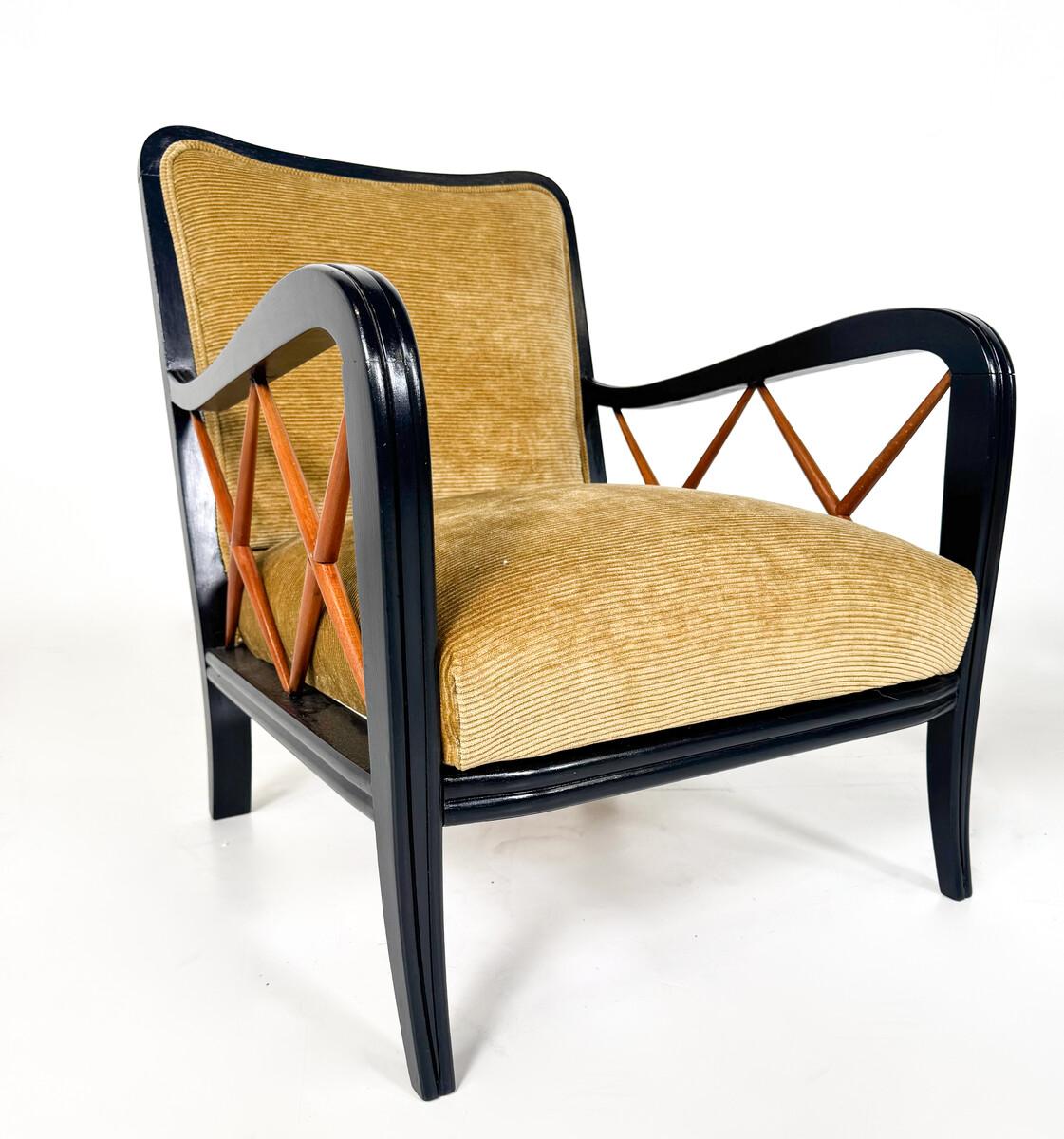 Italiano Coppia di poltrone moderne di metà secolo di Paolo Buffa, tappezzeria New, Italia, 1950 in vendita