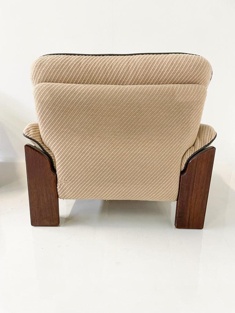 Fabric Mid-Century Modern Pair of Armchairs by Sapporo For Mobil Girgi, 1970s For Sale