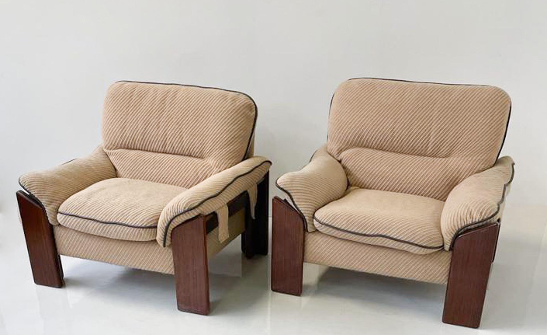 Mid-Century Modern Pair of Armchairs by Sapporo For Mobil Girgi, 1970s For Sale 2