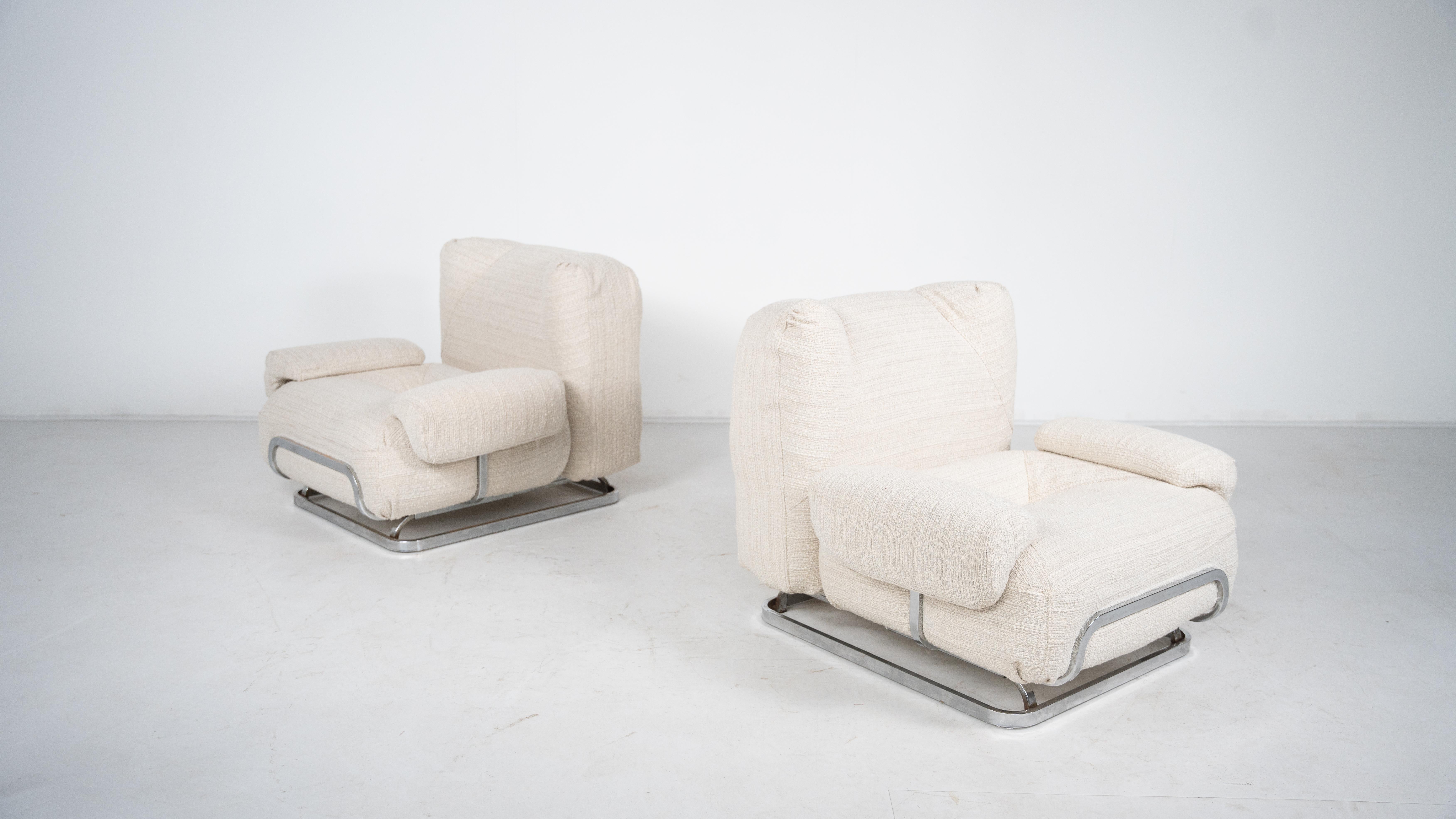 Italiano Coppia di poltrone moderne di metà secolo, cromo e tessuto boucle - Nuova tappezzeria in vendita