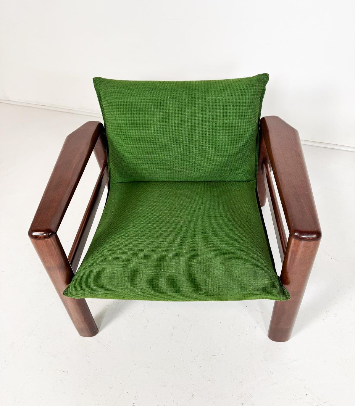 Milieu du XXe siècle Paire de fauteuils modernes du milieu du siècle dernier, tissu vert et bois, Italie, années 1960 en vente