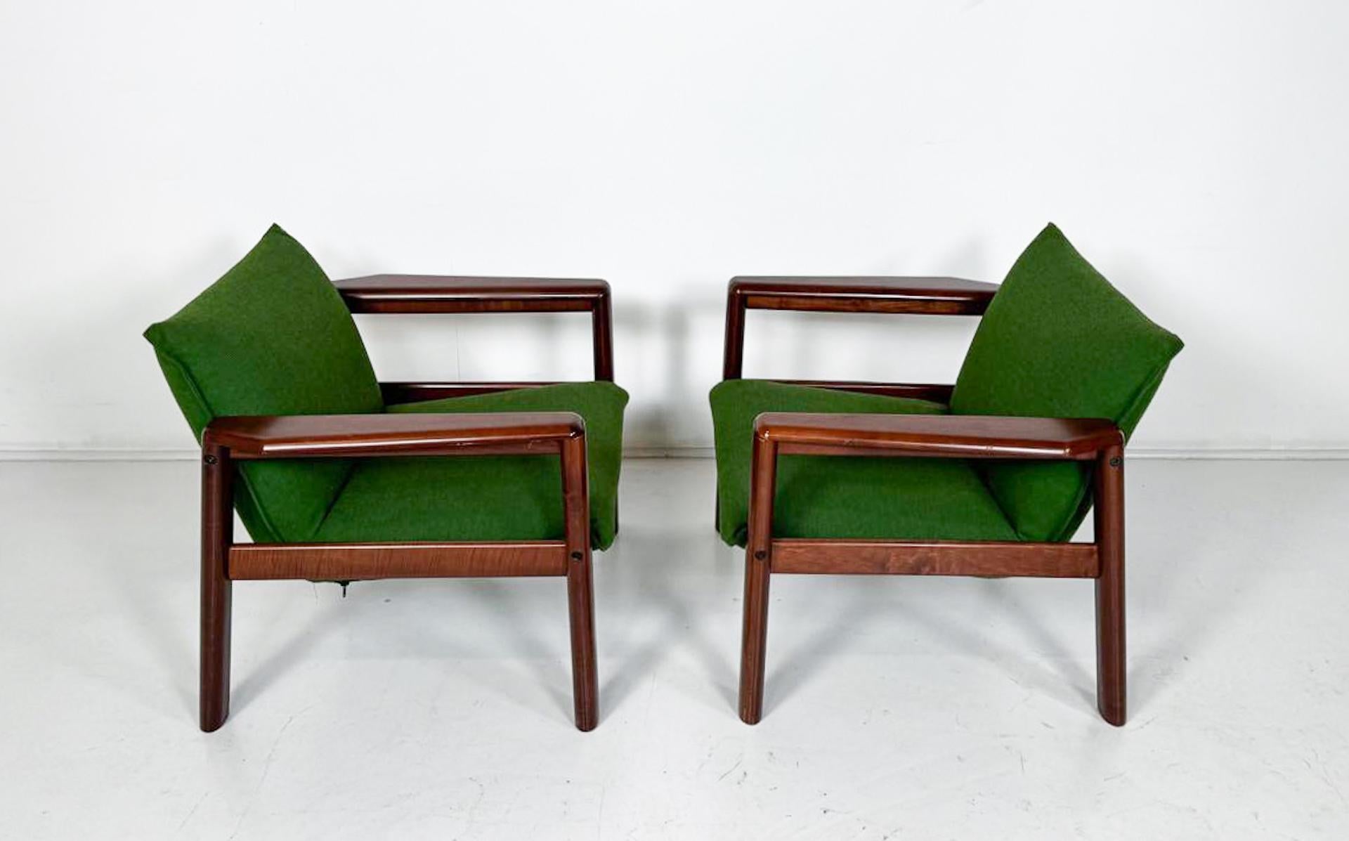 Tissu Paire de fauteuils modernes du milieu du siècle dernier, tissu vert et bois, Italie, années 1960 en vente
