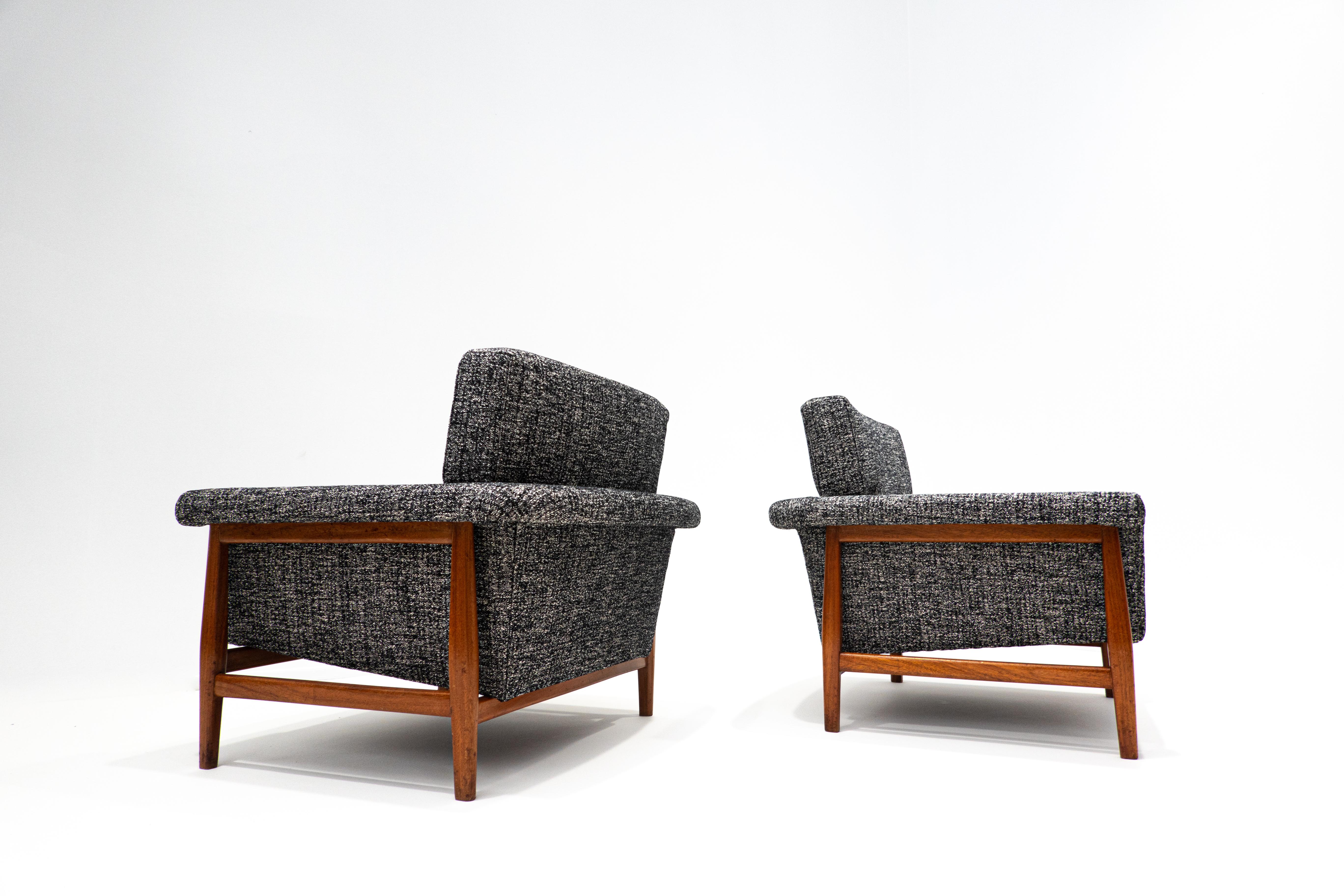 Mid-Century Modern Pair of Armchairs, Grey, Teak, Italy, 1960s, New Upholstery In Good Condition For Sale In Brussels, BE