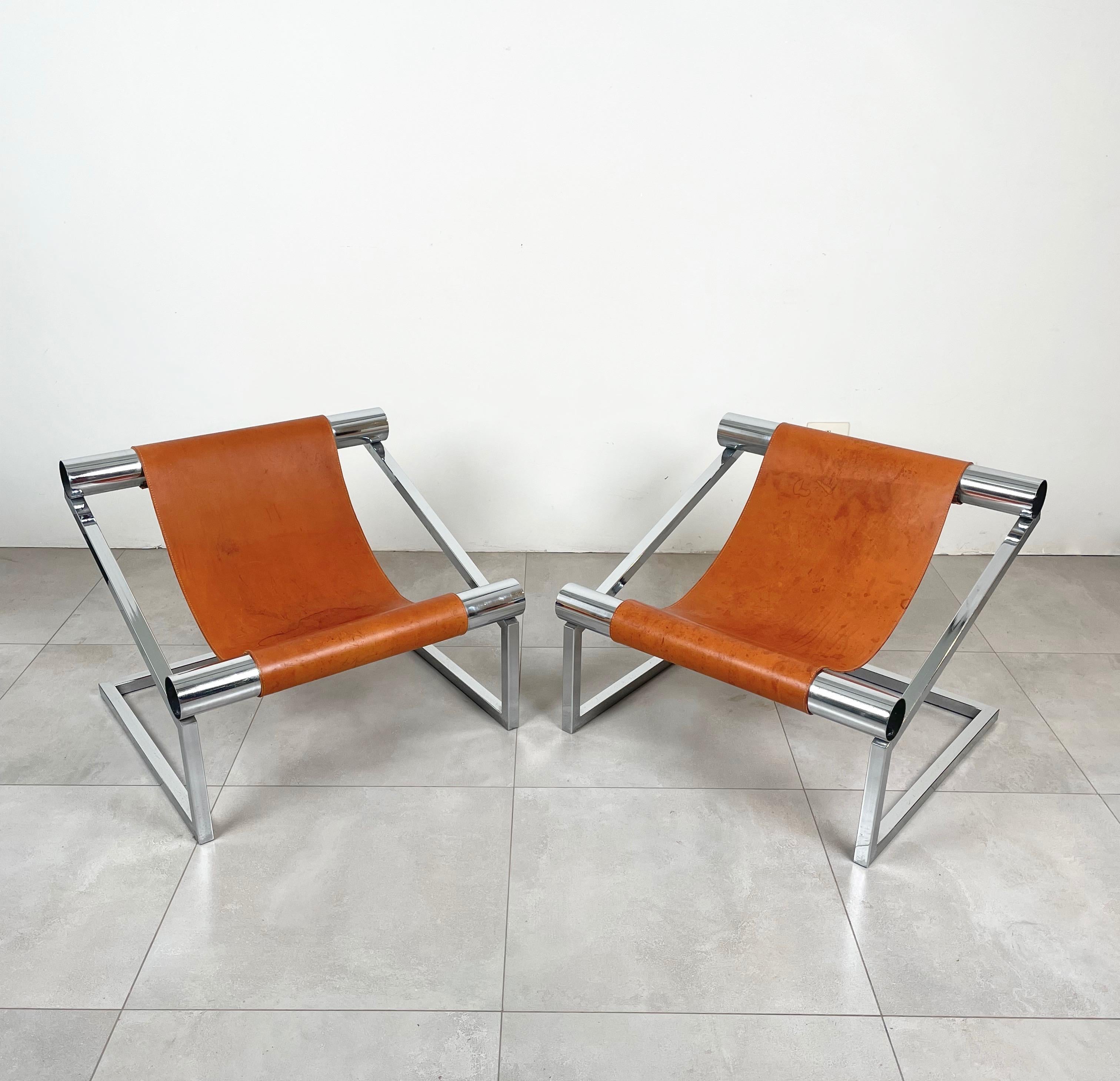 Beautiful Mid-Century Modern pair of armchairs in a chrome structure and brown leather seating. 

Made in Italy in the 1970s.