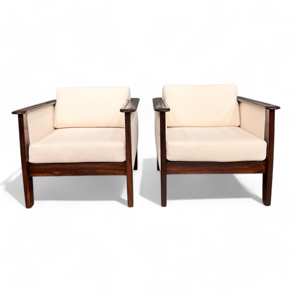 Mid-Century Modern Pair of Armchairs in Hardwood & Bouclé, Fatima, c. 1960 For Sale 3