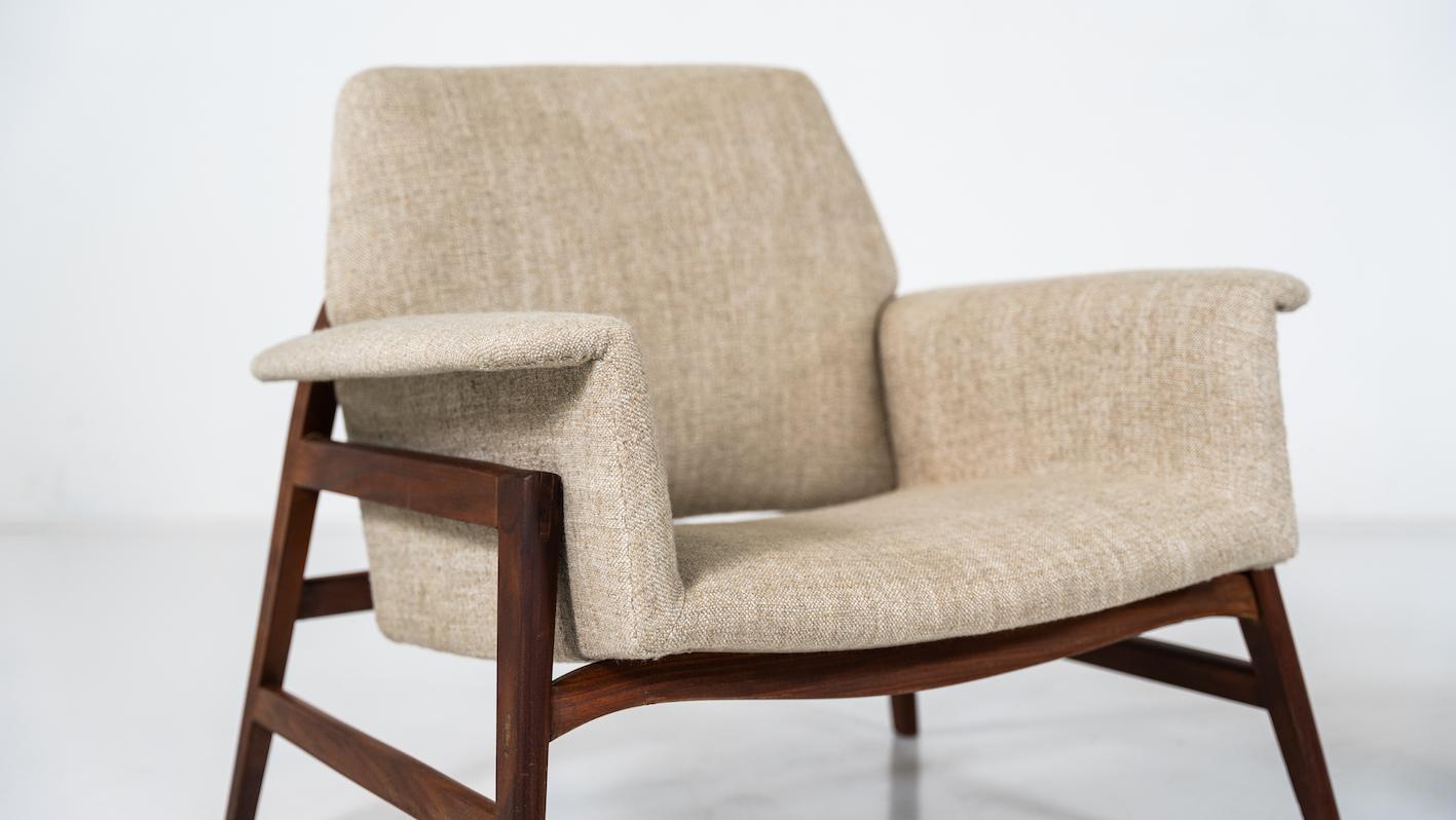 Modernes Sesselpaar aus der Mitte des Jahrhunderts im Stil von Gianfranco Frattini, Italien im Zustand „Gut“ im Angebot in Brussels, BE