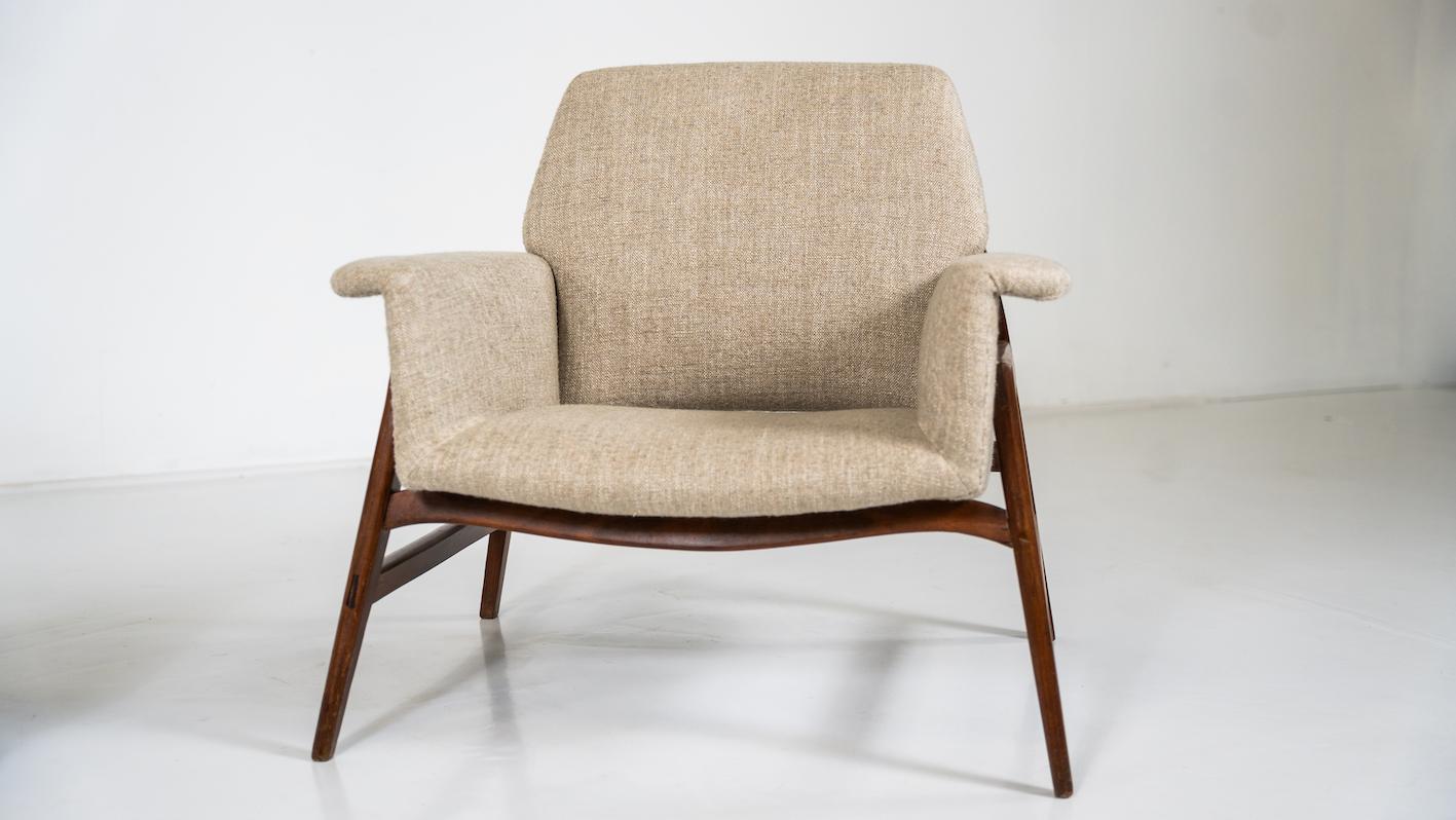 Modernes Sesselpaar aus der Mitte des Jahrhunderts im Stil von Gianfranco Frattini, Italien (Mitte des 20. Jahrhunderts) im Angebot