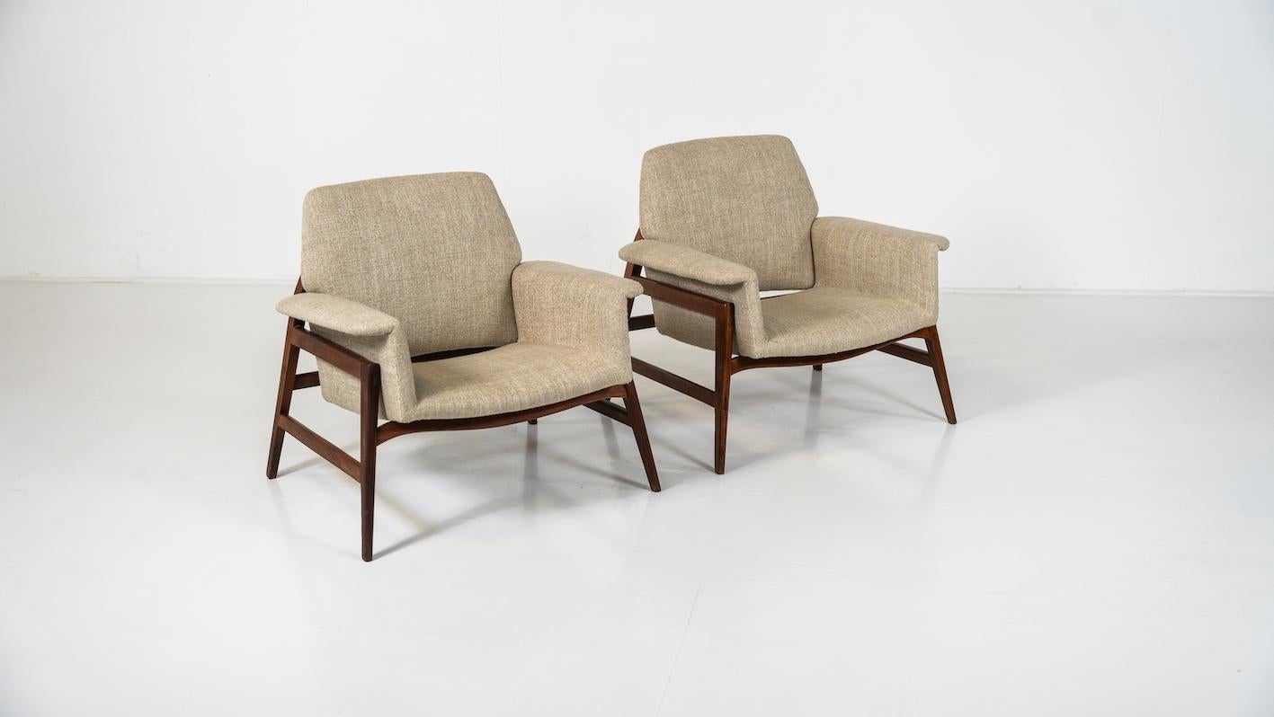 Modernes Sesselpaar aus der Mitte des Jahrhunderts im Stil von Gianfranco Frattini, Italien (Stoff) im Angebot