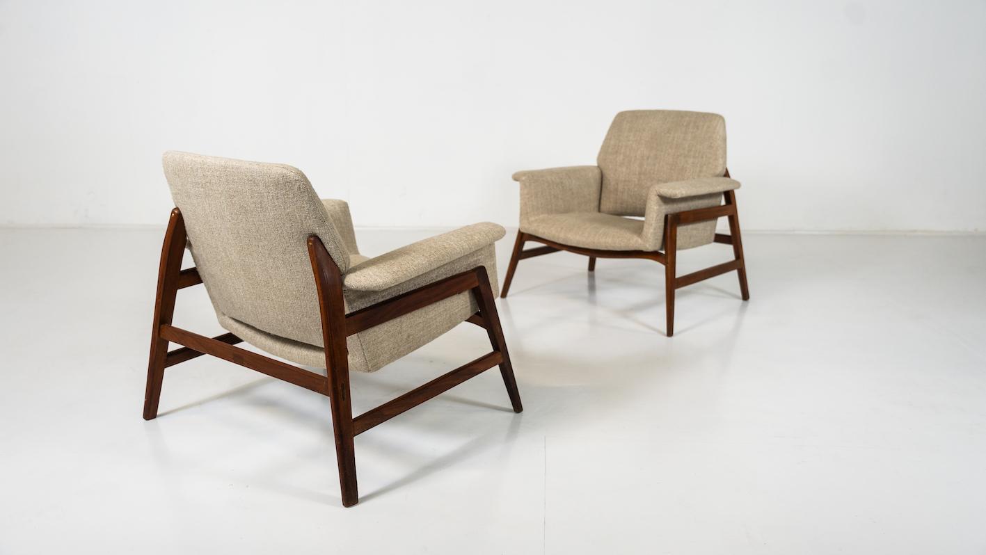 Mid-Century Modern Pair of Armchairs in the style of Gianfranco Frattini, Italy For Sale 1