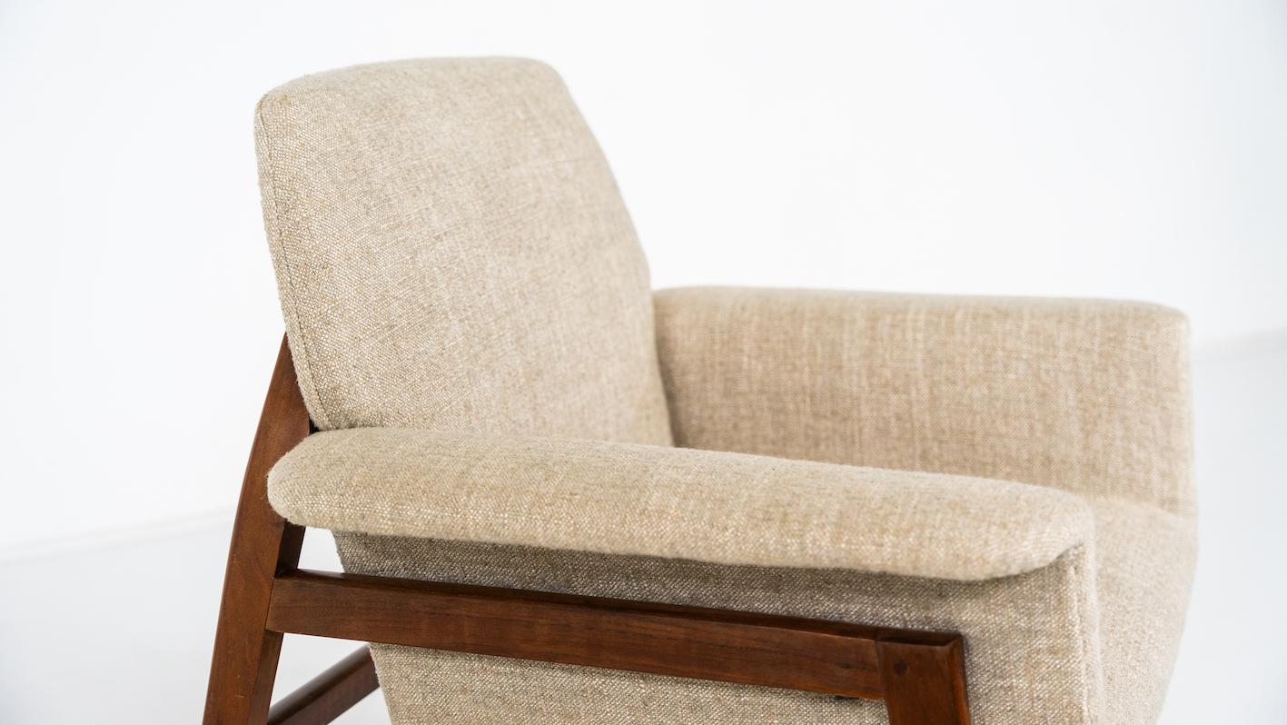Mid-Century Modern Pair of Armchairs in the style of Gianfranco Frattini, Italy For Sale 2