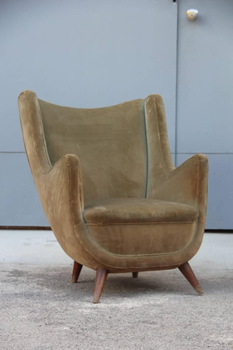 Elegant and particular Italian 1950s, armchairs, reminiscent of the style of Gio Ponti for naval furnishings, are in the original state, original velvet .Conical diagonal wooden feet.