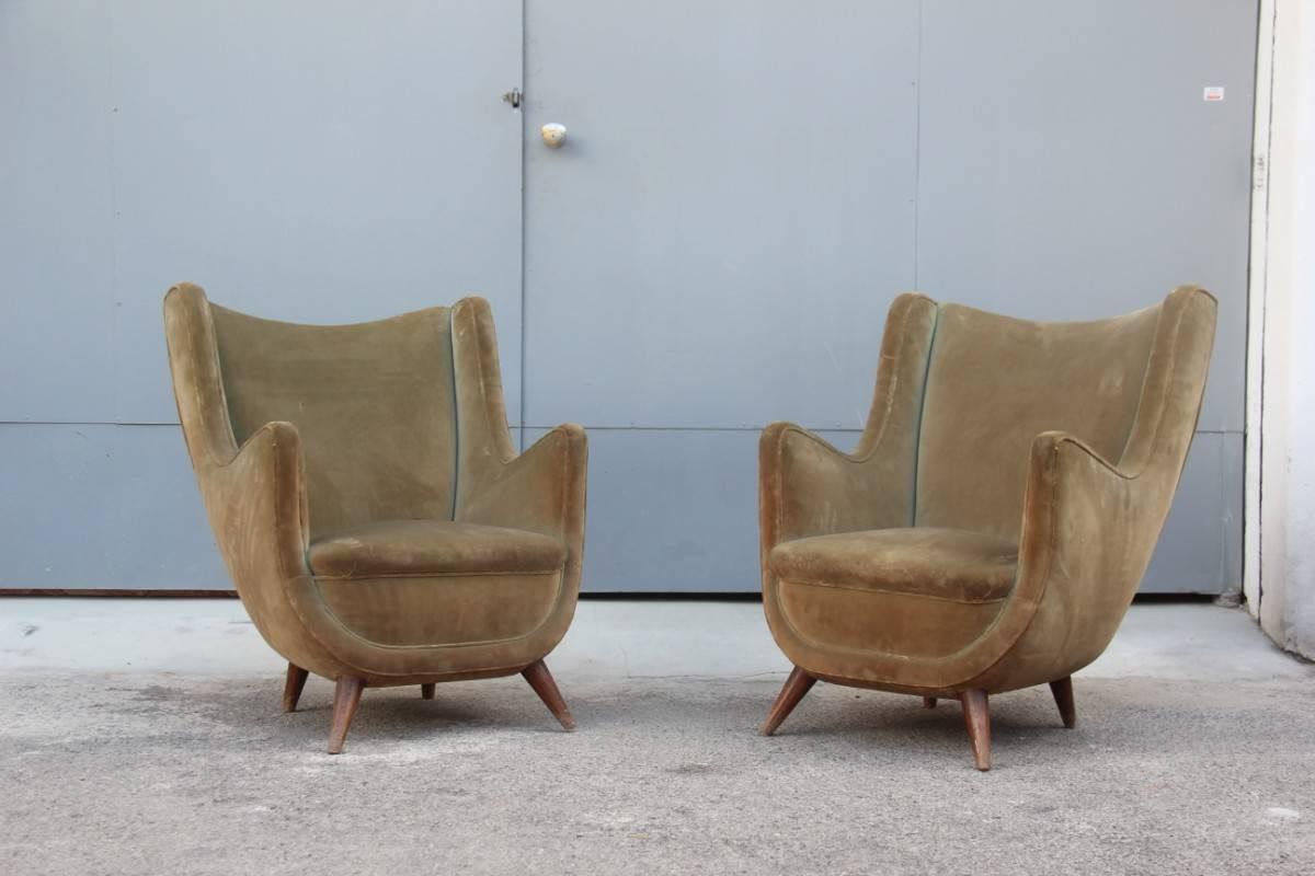 Mid-Century Modern Pair Of Armchairs Italian Design Green Velvet Wood Feet In Fair Condition In Palermo, Sicily