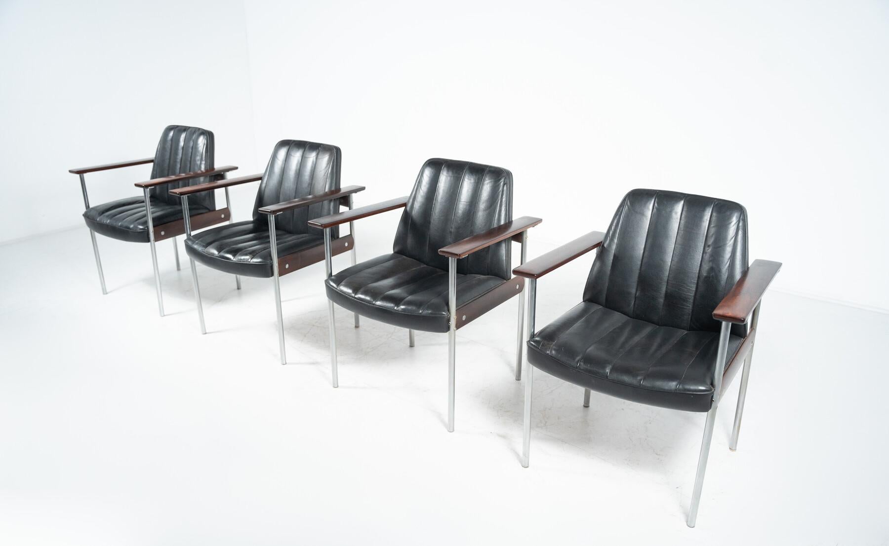 Paire de Fauteuils Modèle 1001 par Sven Ivar Dysthe pour Dokka Mobler - 2 paires disponibles

(1931 – 2020)
Sven Ivar Dysthe est un designer industriel norvégien particulièrement connu pour ses meubles. Sa carrière de designer a commencé lorsqu'il