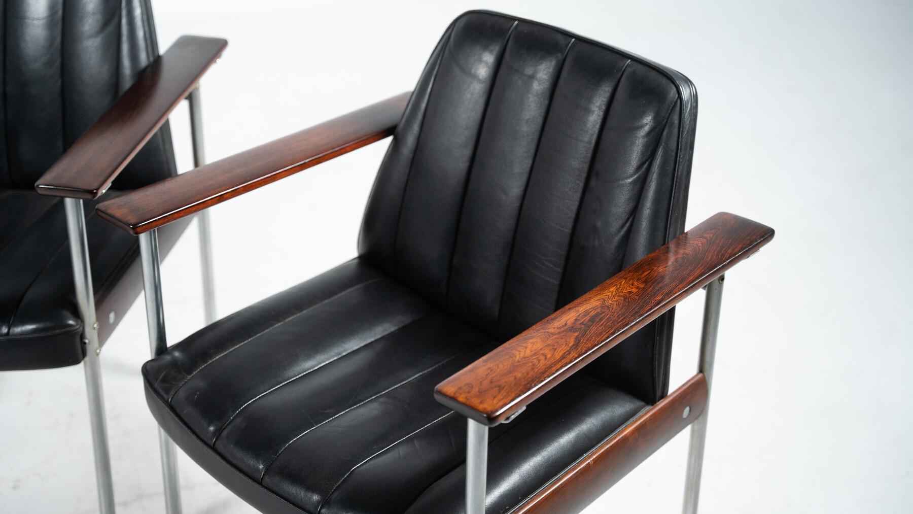 Norvégien Paire de fauteuils modernes du milieu du siècle dernier, modèle 1001 de Sven Ivar Dysthe pour Dokka M en vente
