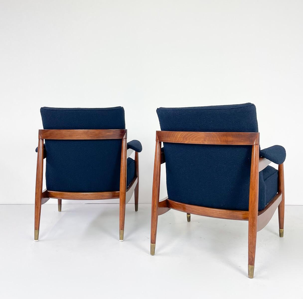 Coppia di poltrone moderne di metà secolo, legno e tessuto boucle blu, Italia, anni '60 - New Upholstery