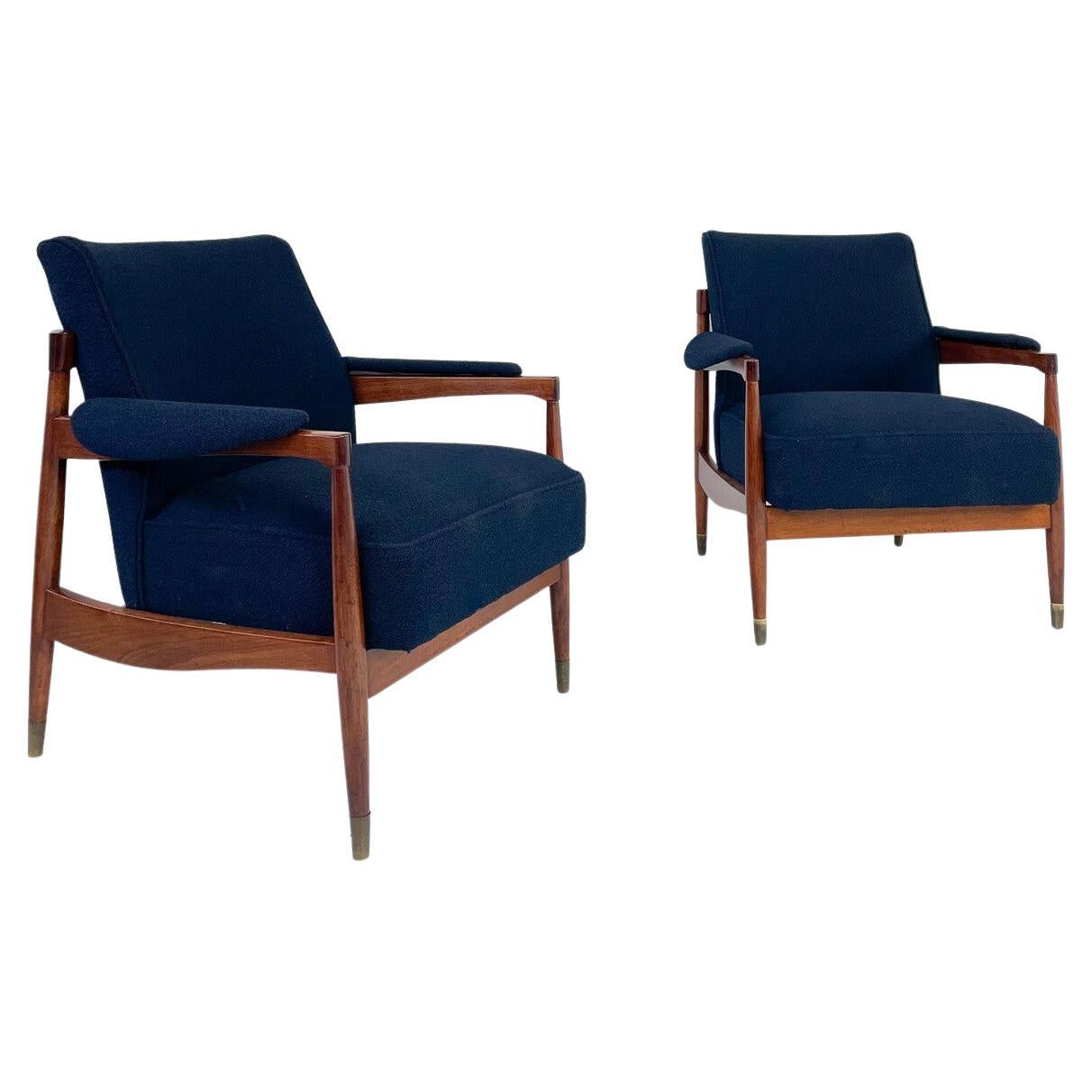 Paire de fauteuils modernes du milieu du siècle dernier, bois et tissu bouclé bleu, Italie, années 1960 