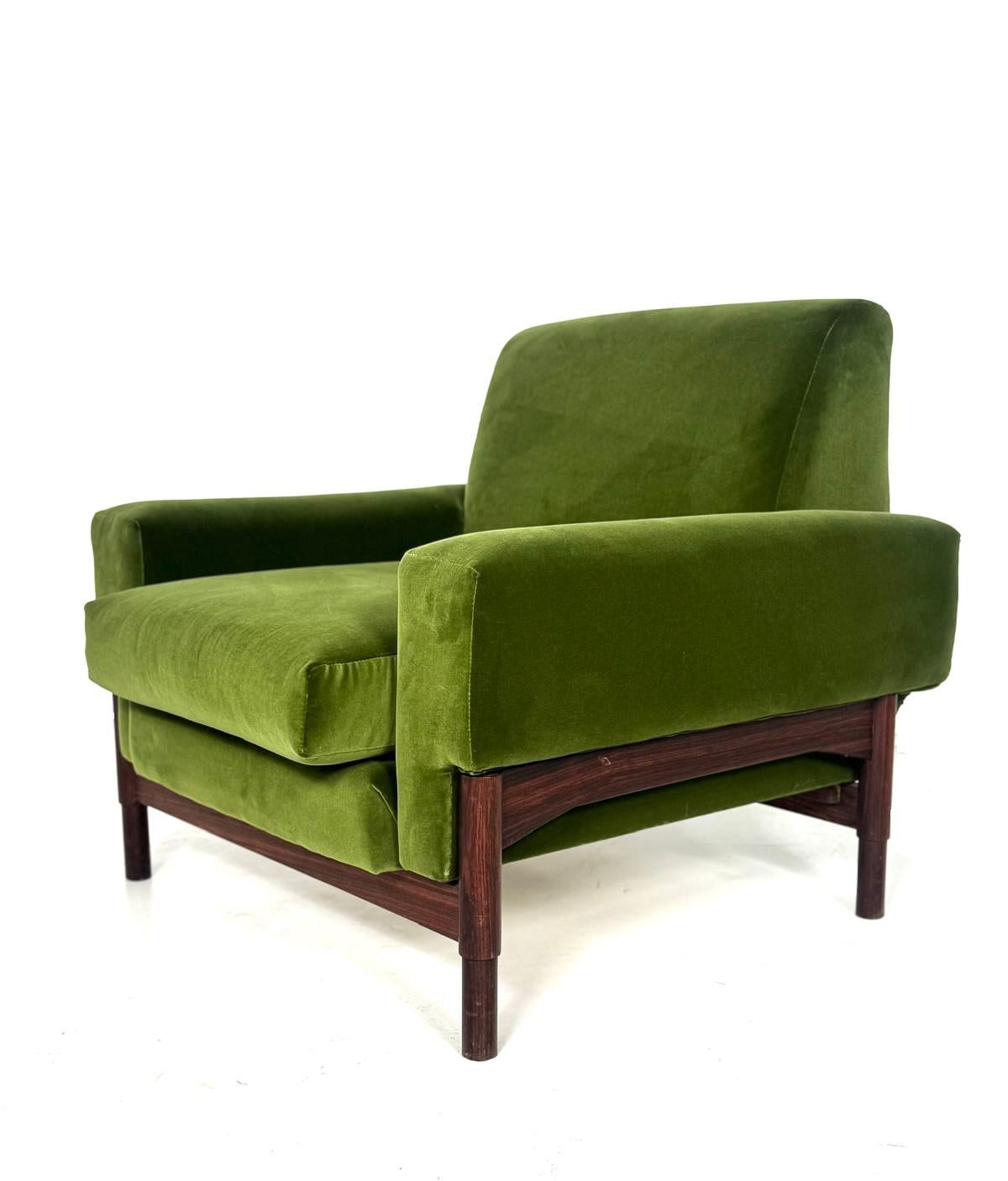 Mid-Century Modern Sesselpaar, Holz und grüner Samt, 1960er Jahre (Moderne der Mitte des Jahrhunderts) im Angebot