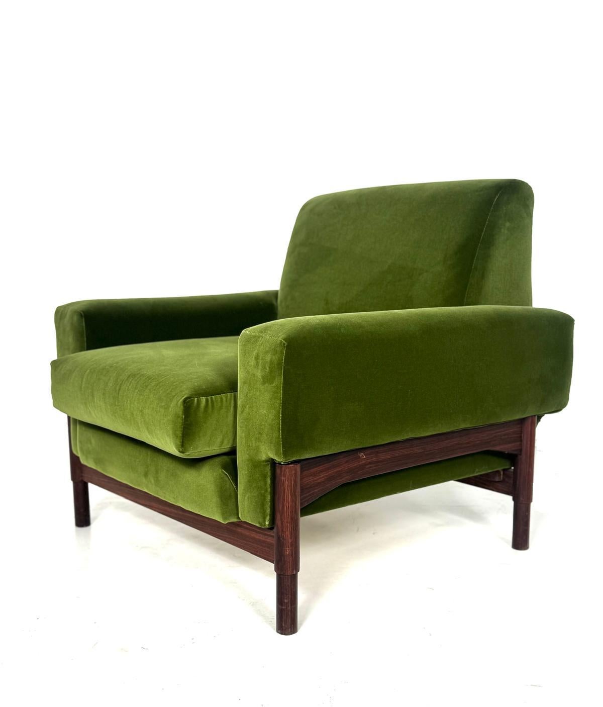 Mid-Century Modern Sesselpaar, Holz und grüner Samt, 1960er Jahre (Europäisch) im Angebot