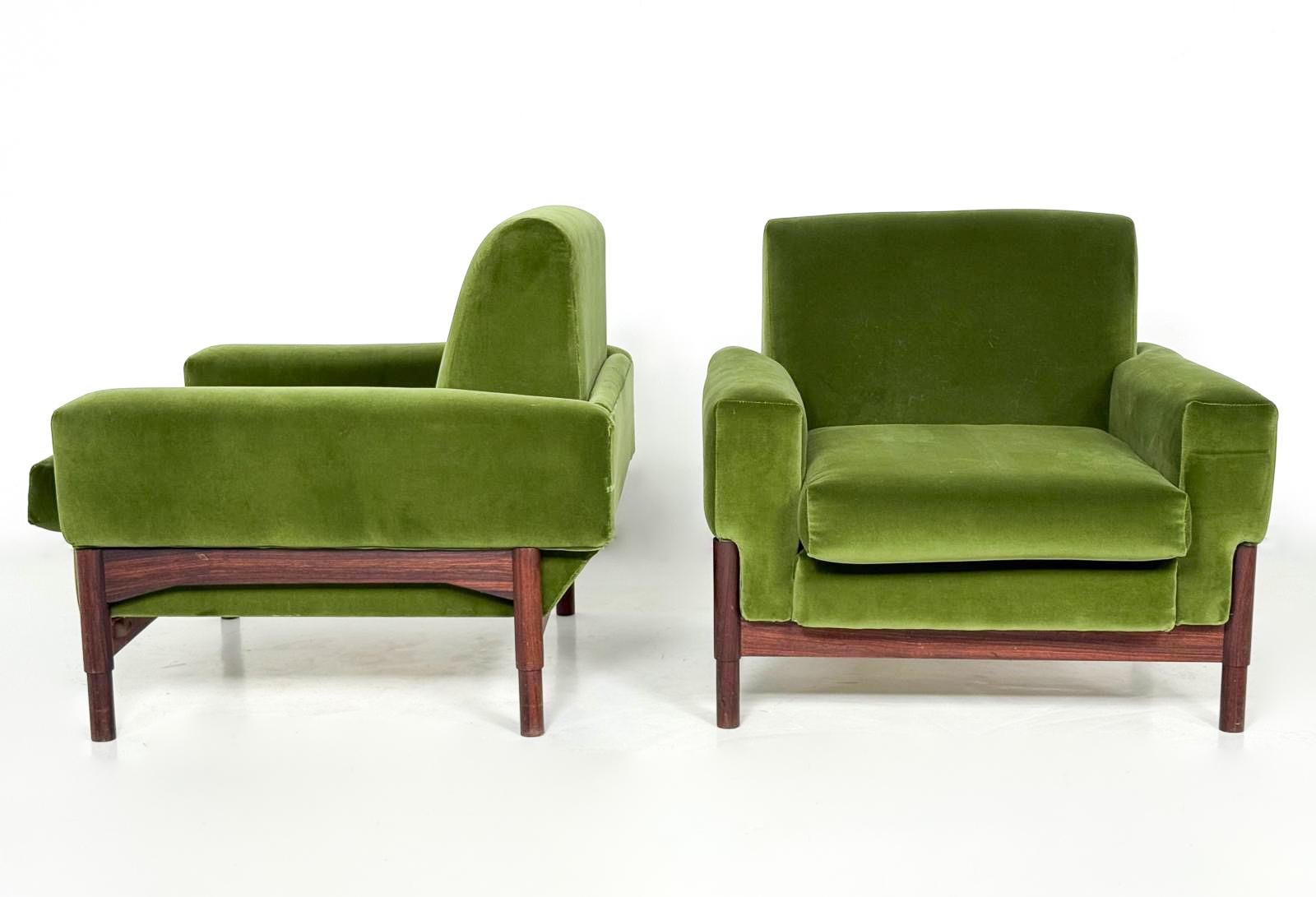 Mid-Century Modern Sesselpaar, Holz und grüner Samt, 1960er Jahre im Zustand „Gut“ im Angebot in Brussels, BE