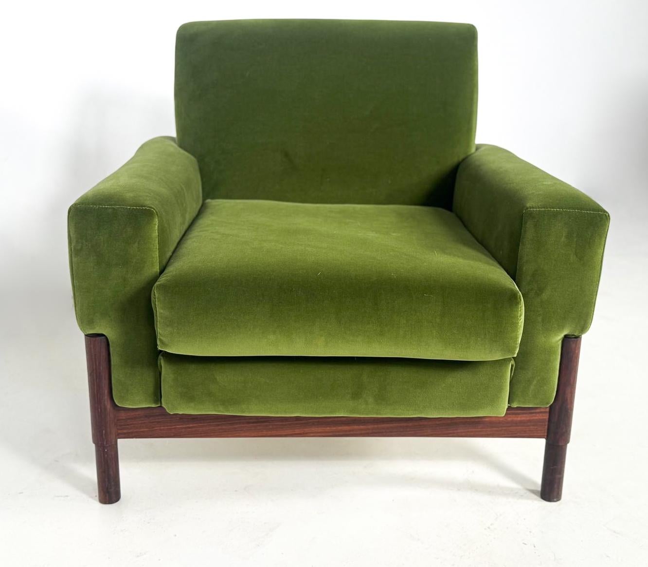 Mid-Century Modern Sesselpaar, Holz und grüner Samt, 1960er Jahre (20. Jahrhundert) im Angebot