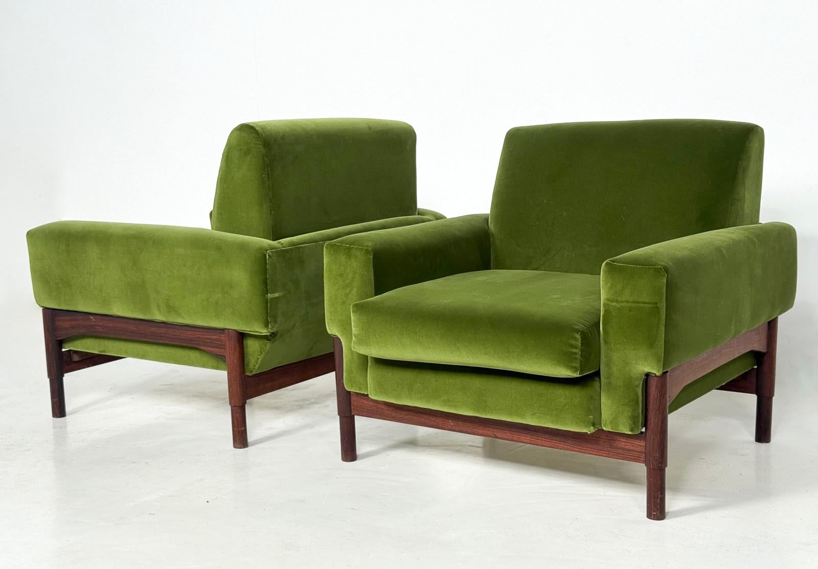 Mid-Century Modern Sesselpaar, Holz und grüner Samt, 1960er Jahre im Angebot 1