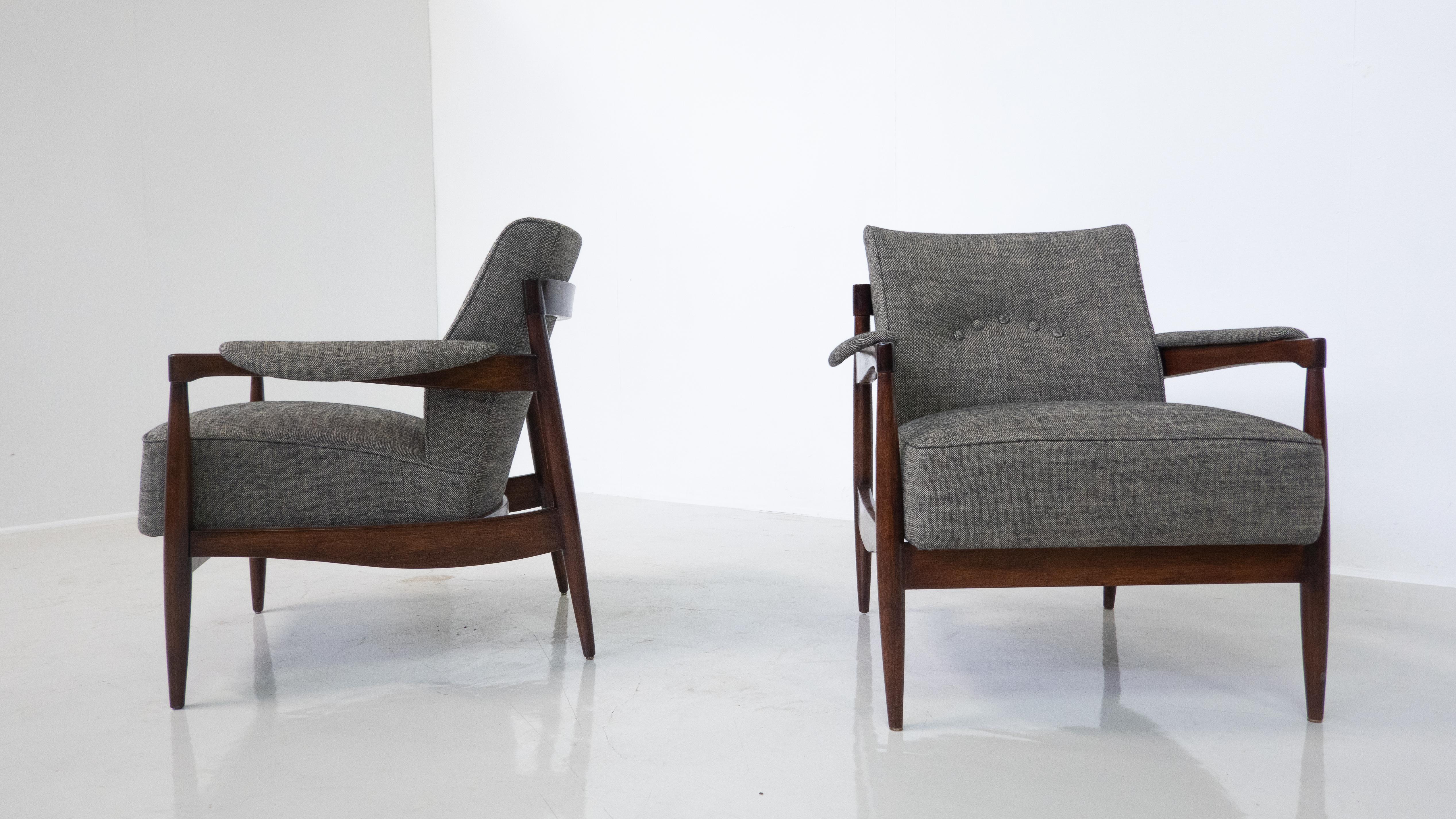 Modernes Sesselpaar aus der Mitte des Jahrhunderts, Holz und grauer Stoff, Italien, 1960er Jahre  (Italienisch) im Angebot