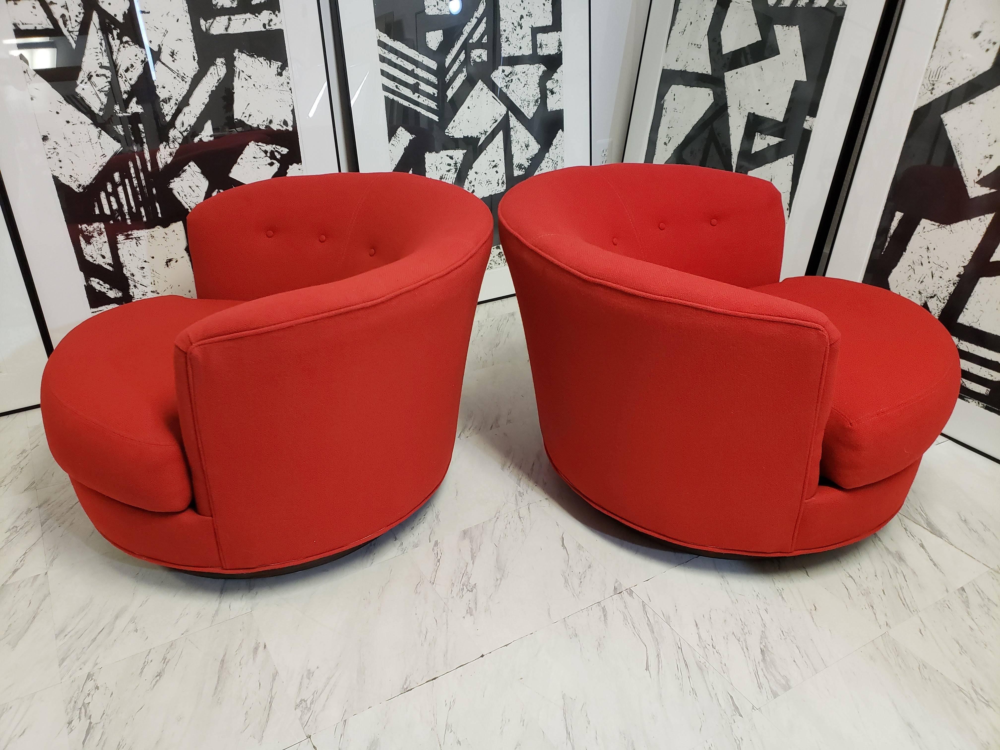 Mid-Century Modern Pair of Baughman for Selig Swivel Club Lounge Chairs In Good Condition In Keego Harbor, MI