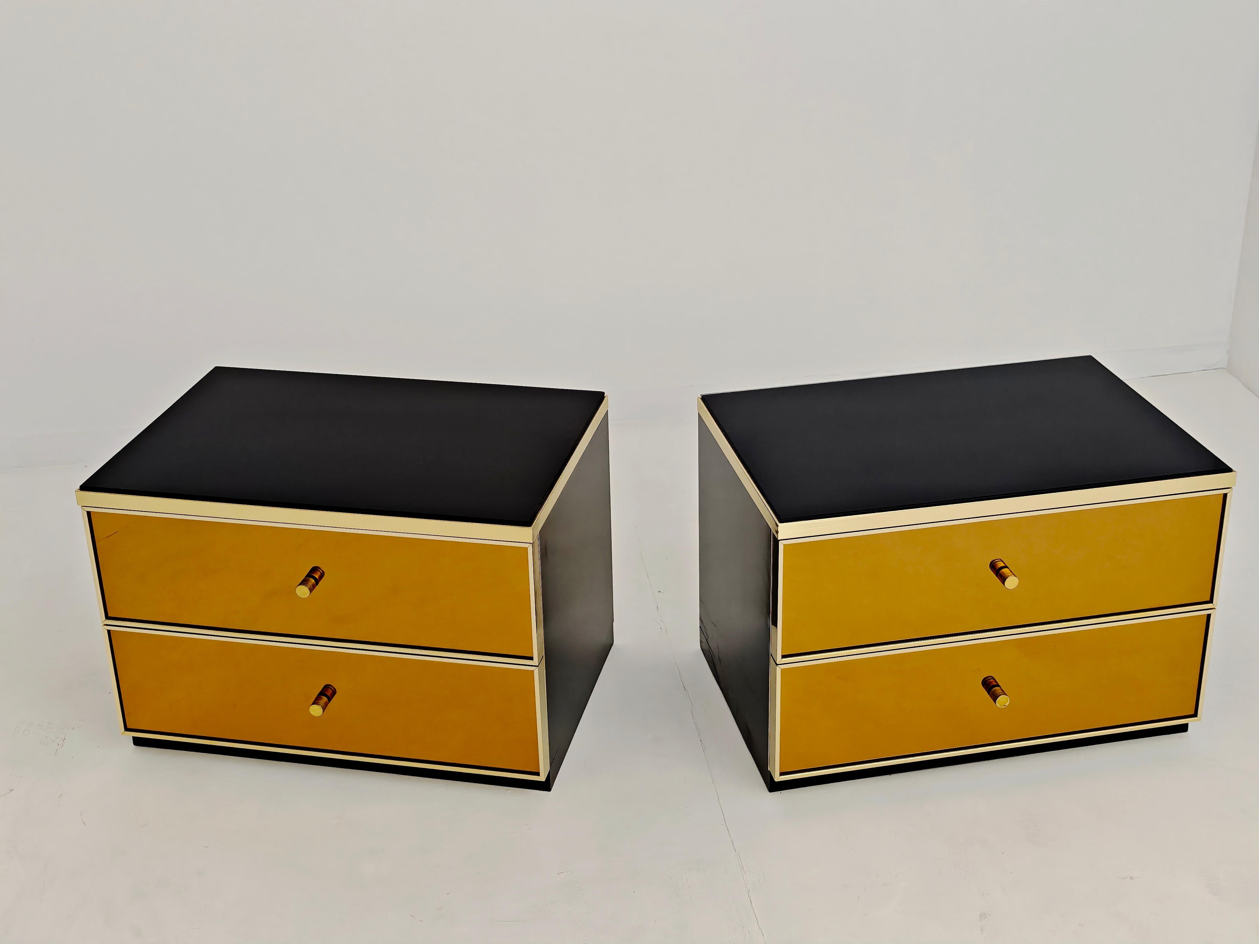 20ième siècle Paire de tables de chevet modernes du milieu du siècle par Renato Zevi Production Italie 1970 en vente