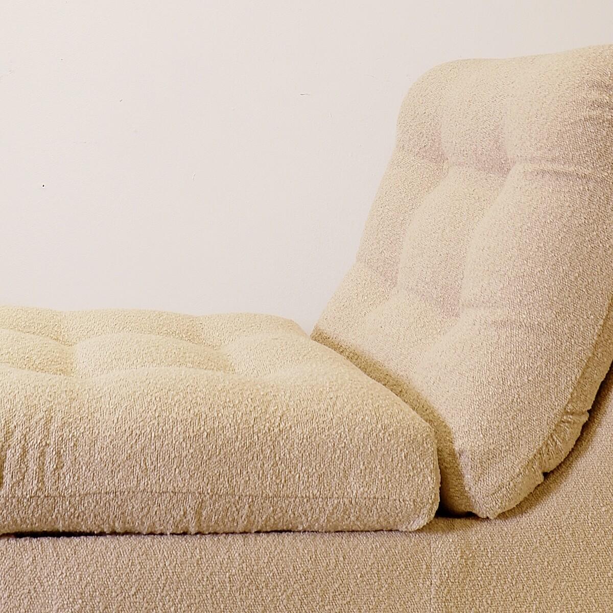 Modernes Paar beigefarbene Bouclette-Loungesessel aus der Mitte des Jahrhunderts – neue Polsterung im Angebot 1