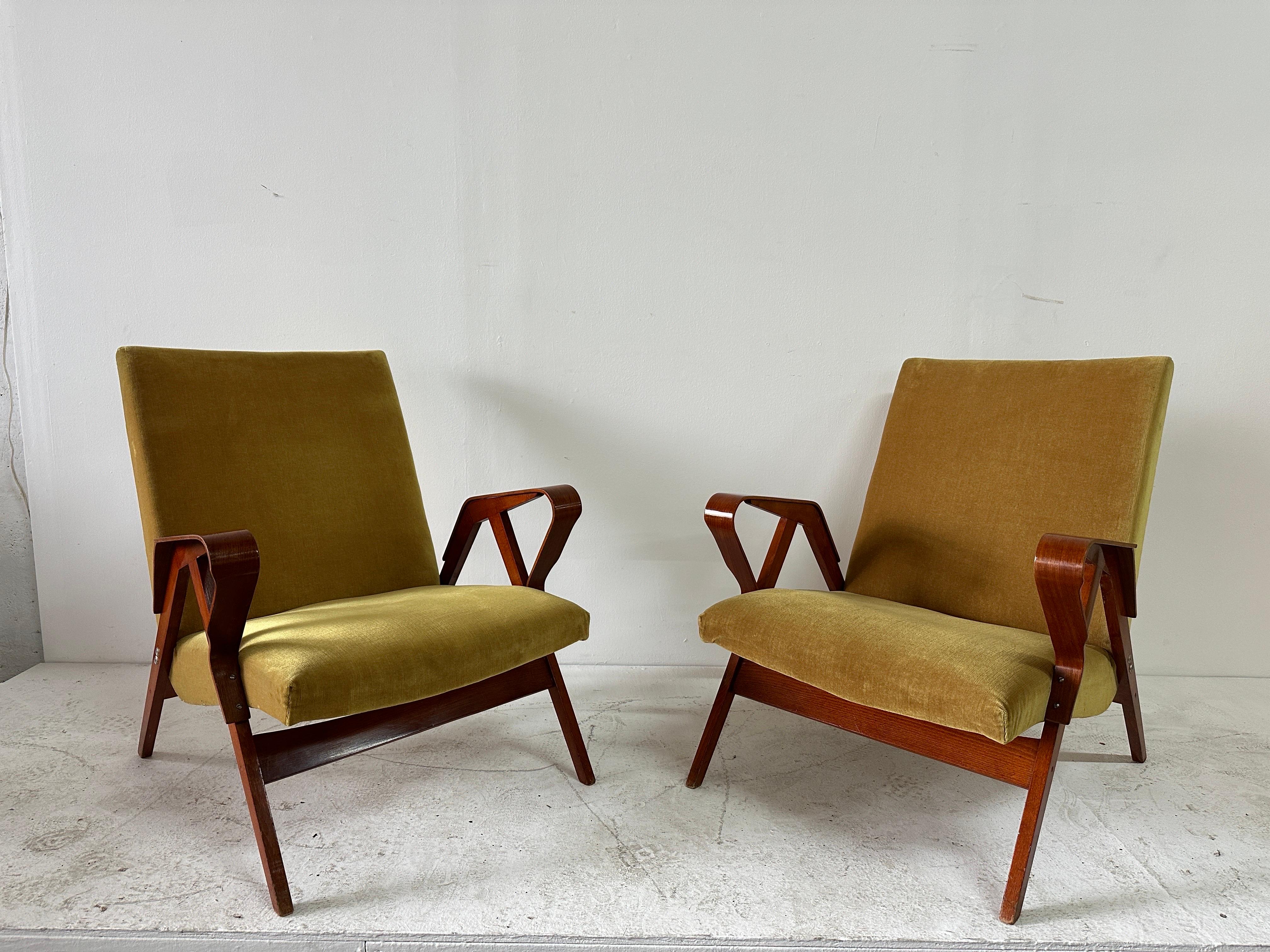 Fabric Mid-Century Modern Pair of Bentwood Armchairs, Czechoslovakia 1950 For Sale