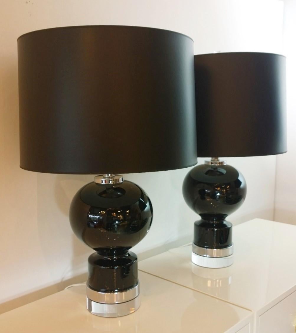 Mid-Century Modern Pair of Black Glazed Ceramic Table Lamps with Chrome Plate and Lucite Bases For Sale