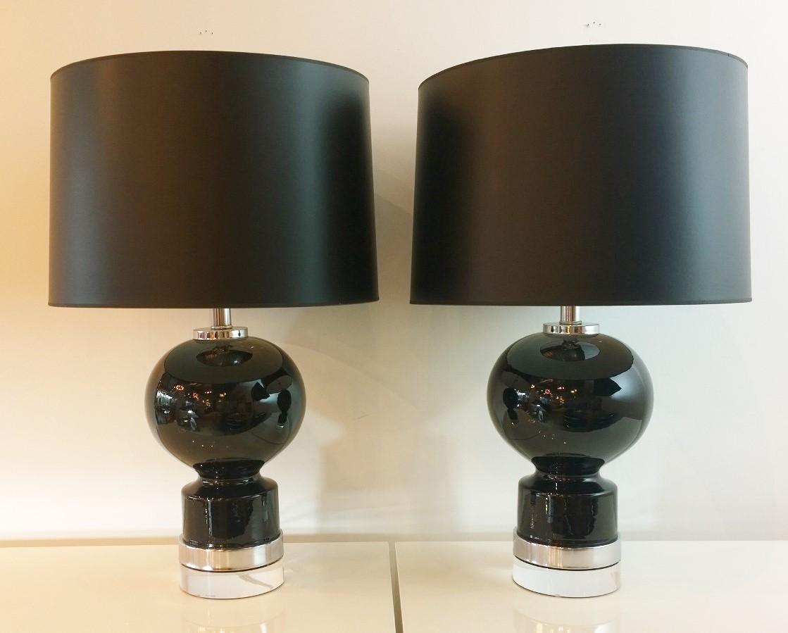 American Pair of Black Glazed Ceramic Table Lamps with Chrome Plate and Lucite Bases For Sale