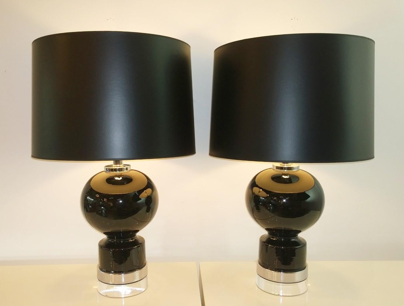 Pair of Black Glazed Ceramic Table Lamps with Chrome Plate and Lucite Bases In Good Condition For Sale In Houston, TX