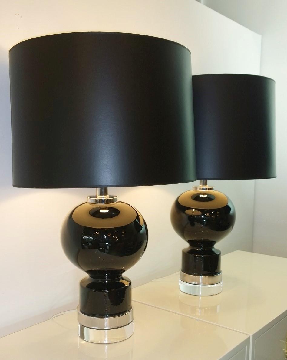 20th Century Pair of Black Glazed Ceramic Table Lamps with Chrome Plate and Lucite Bases For Sale