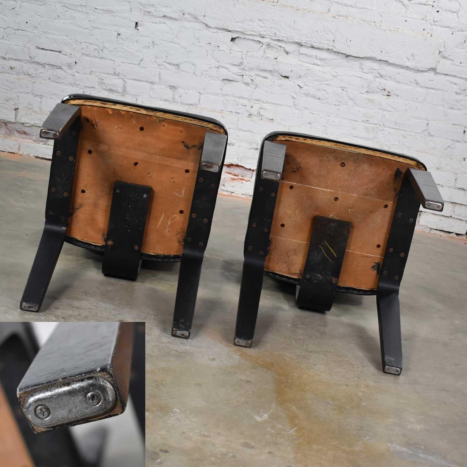 Paire de chaises Thonet en bois de rose et vinyle, de style moderne du milieu du siècle. en vente 7