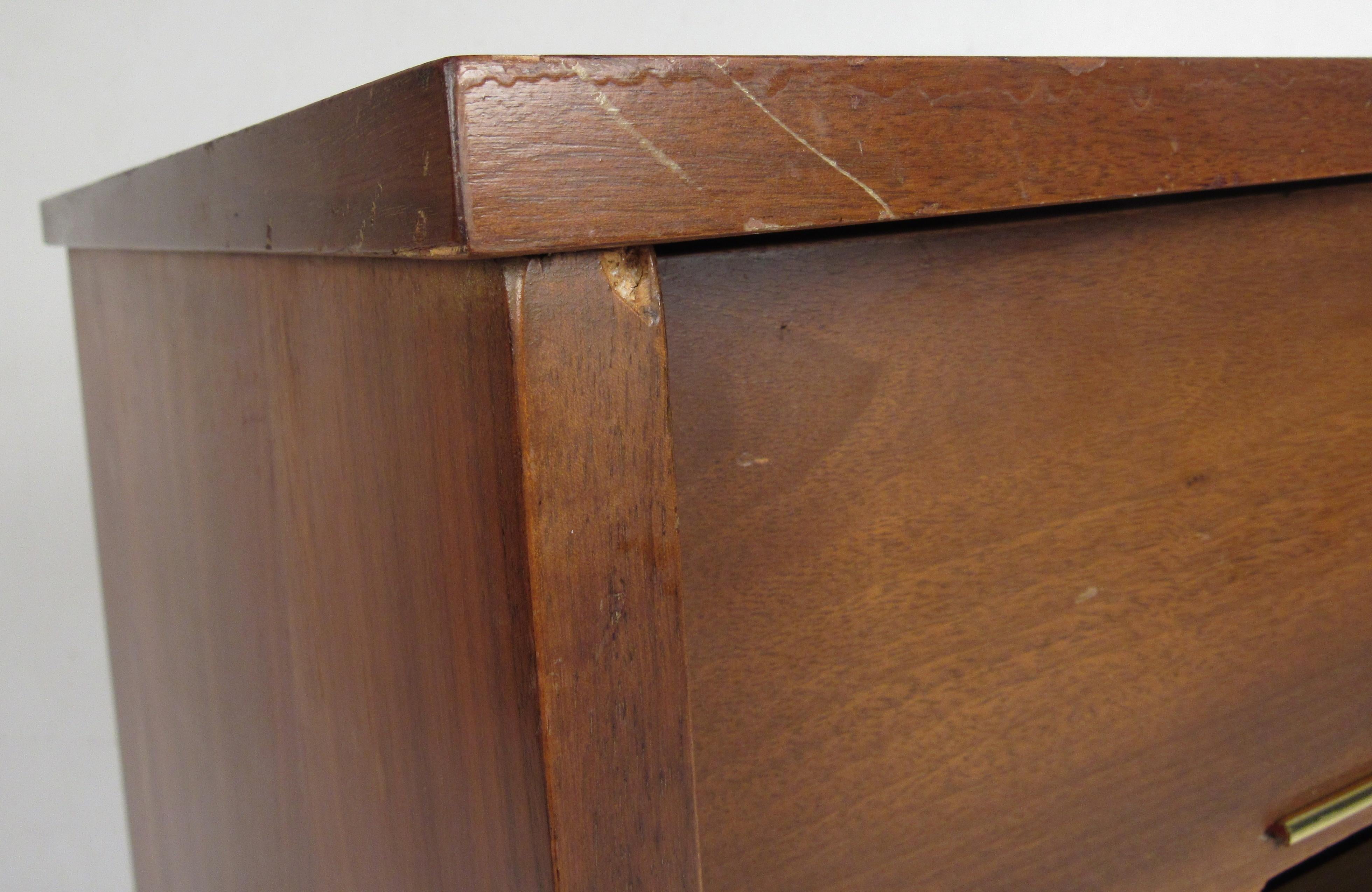 Mid-Century Modern Pair of Bow Front Dressers 5