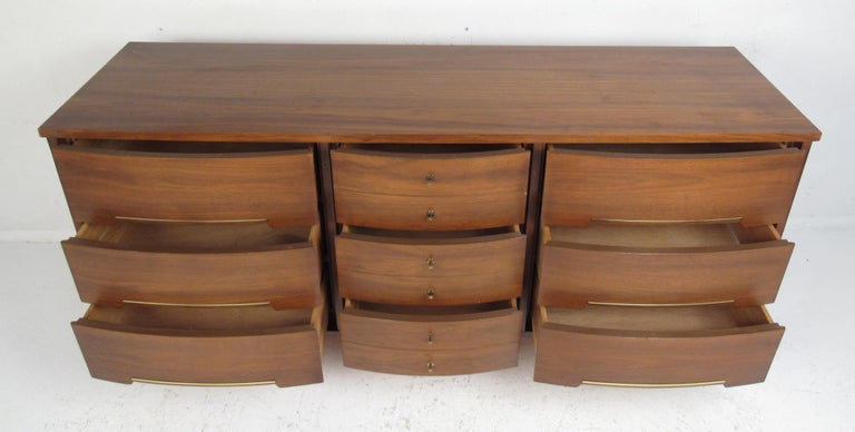 Mid-Century Modern Pair of Bow Front Dressers In Good Condition For Sale In Brooklyn, NY