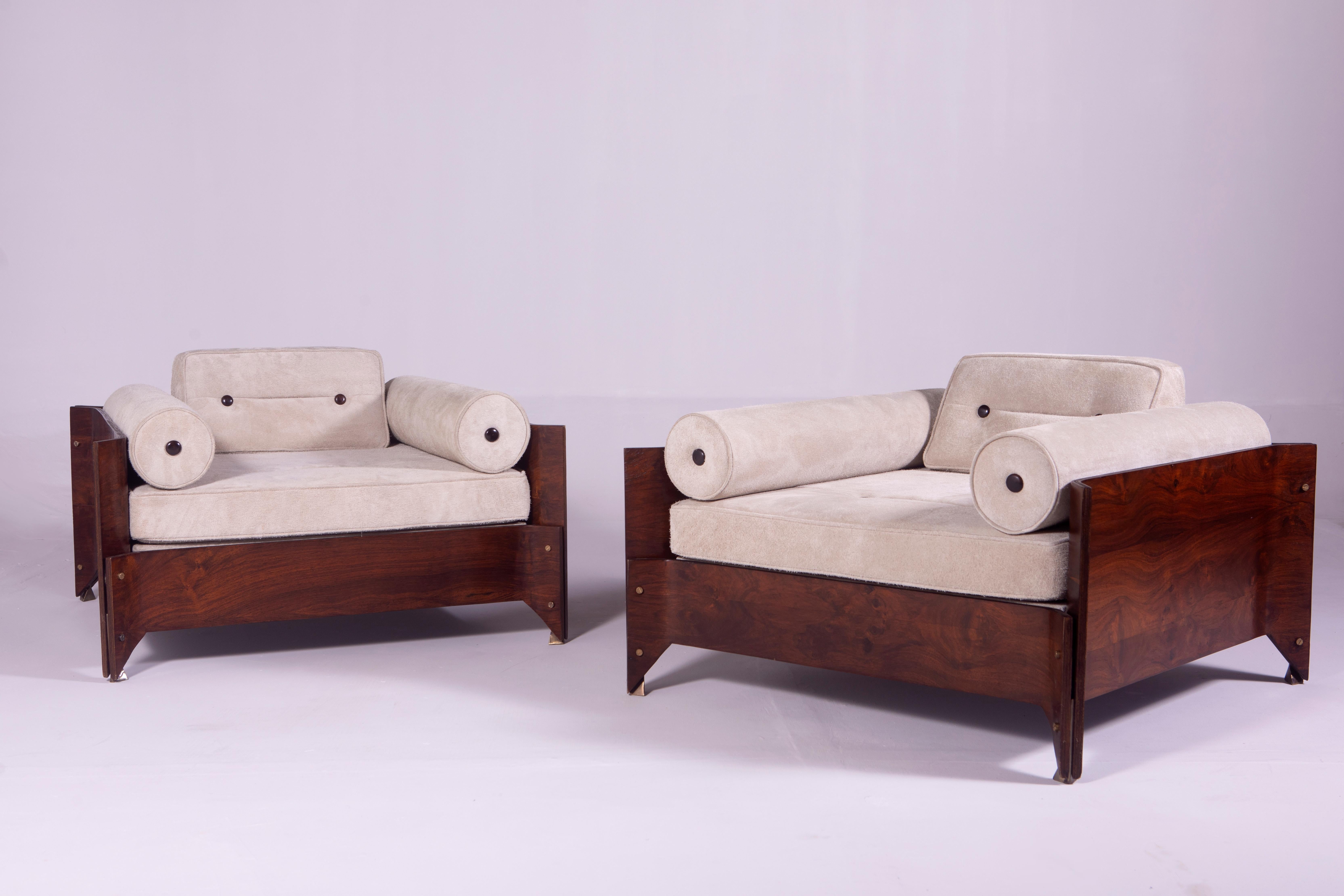 Mid-Century Modern Pair of Brasiliana Armchairs by Jorge Zalszupin, Brazil, 1960

Designed in 1965, the “Brasiliana” armchair pays homage to Brasília, the recently founded Brazilian capital by Oscar Niemeyer. It features a wood structure, voluminous