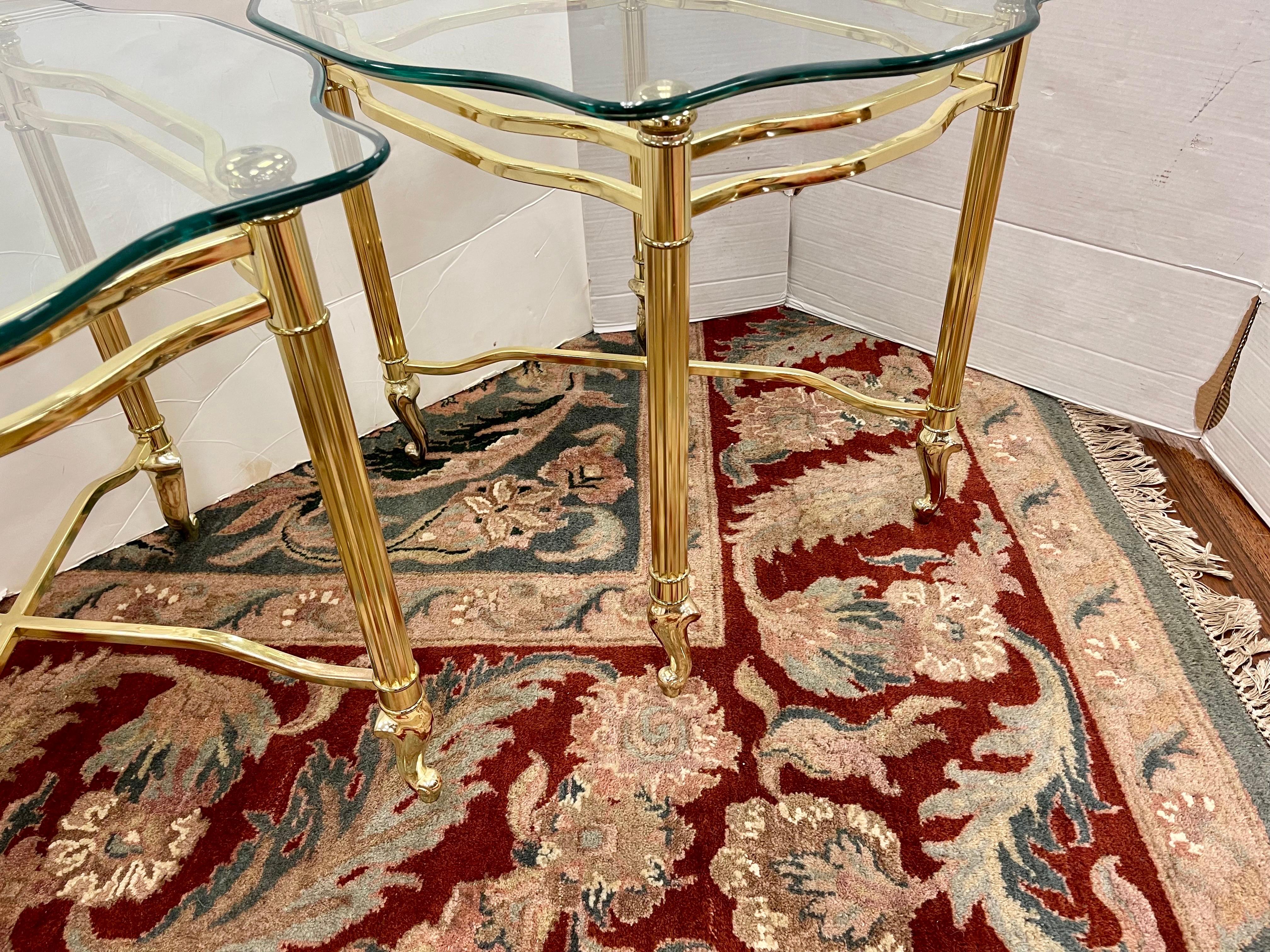 Fin du 20e siècle Paire de tables d'appoint en laiton et verre de style Maison Jansen, mi-siècle moderne en vente
