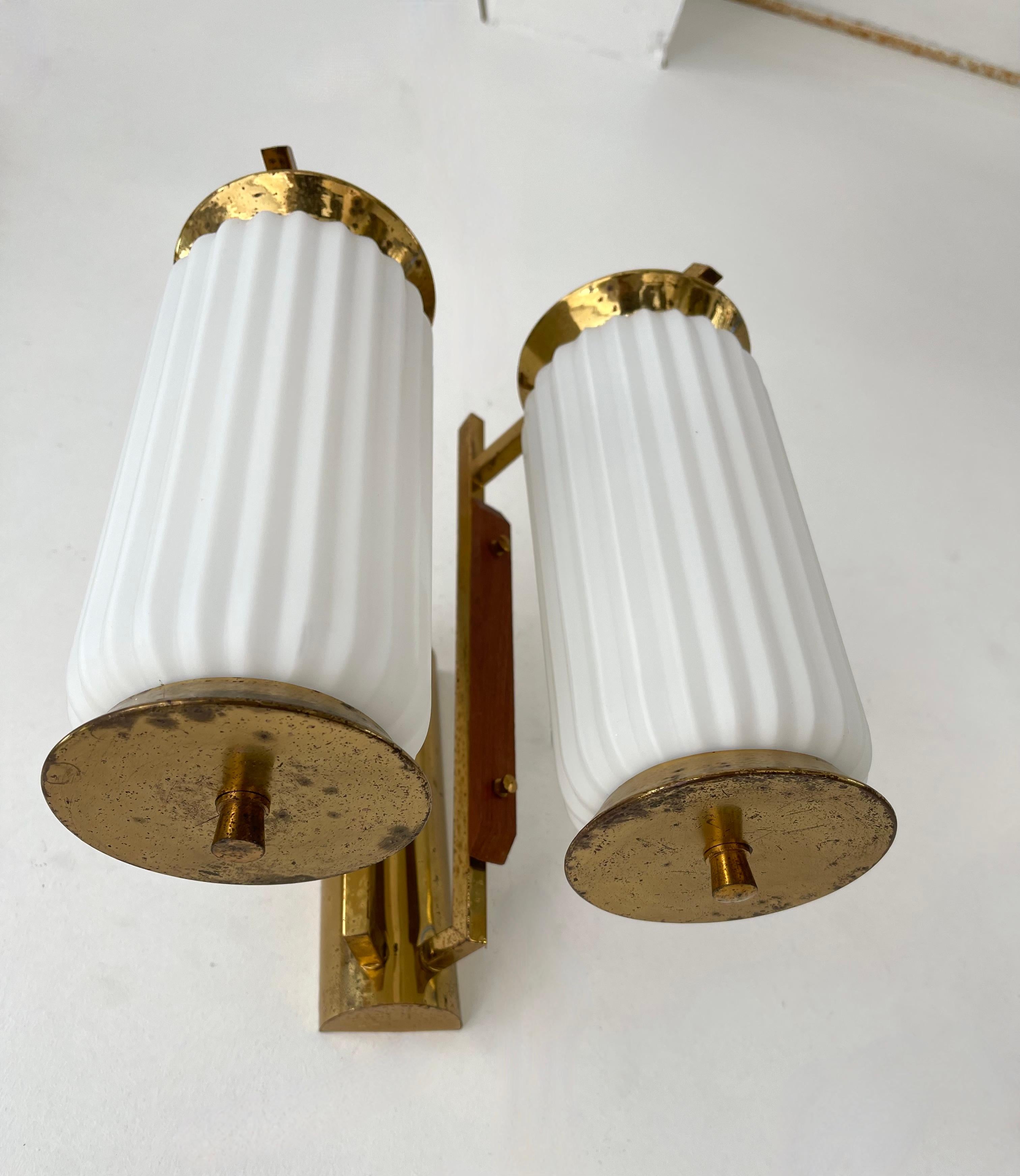Mid-Century Modern Pair of Brass and Opaline Glass Barrel Sconces, Italy, 1950s For Sale 5