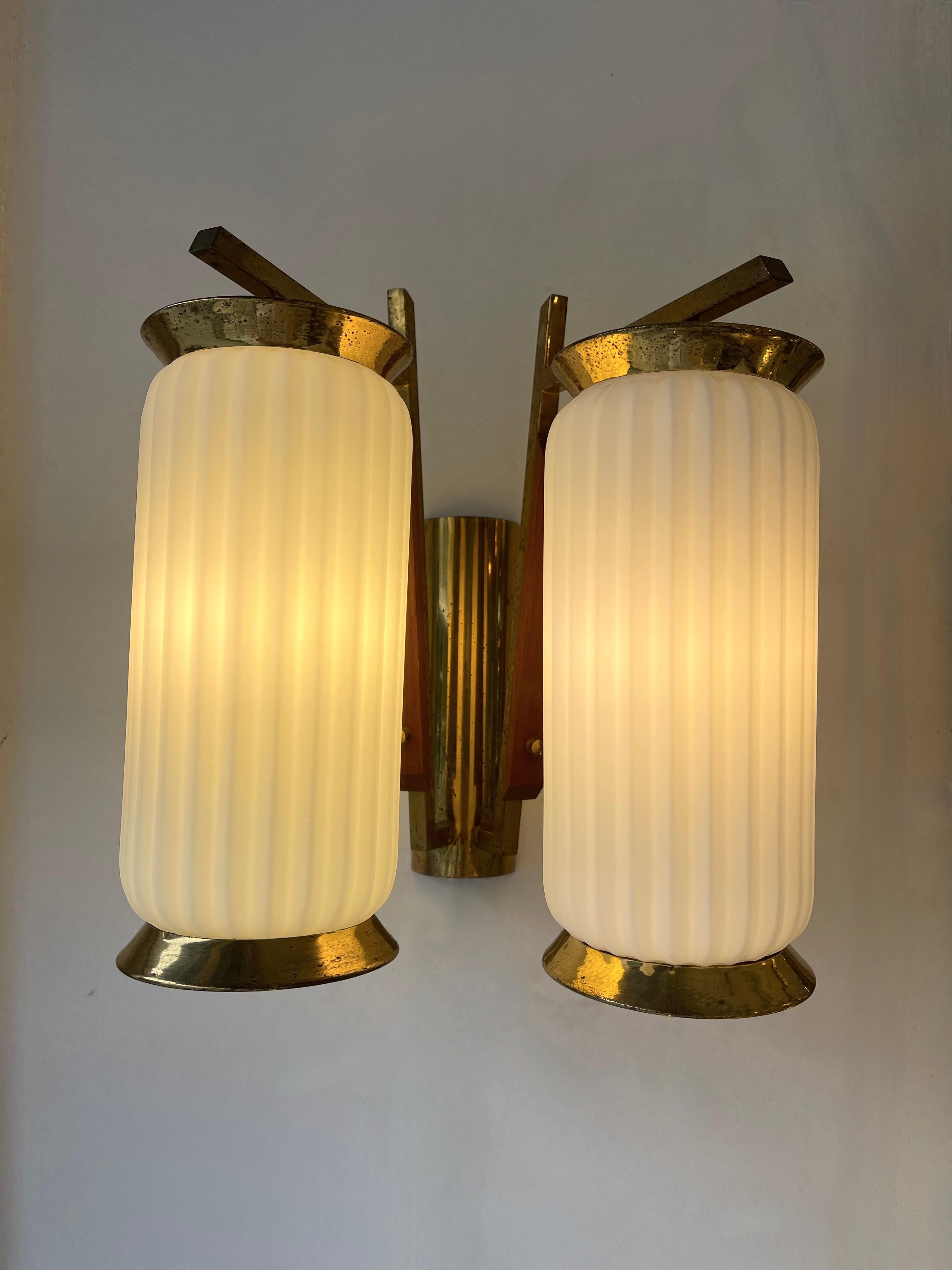 Mid-Century Modern Pair of Brass and Opaline Glass Barrel Sconces, Italy, 1950s For Sale 7
