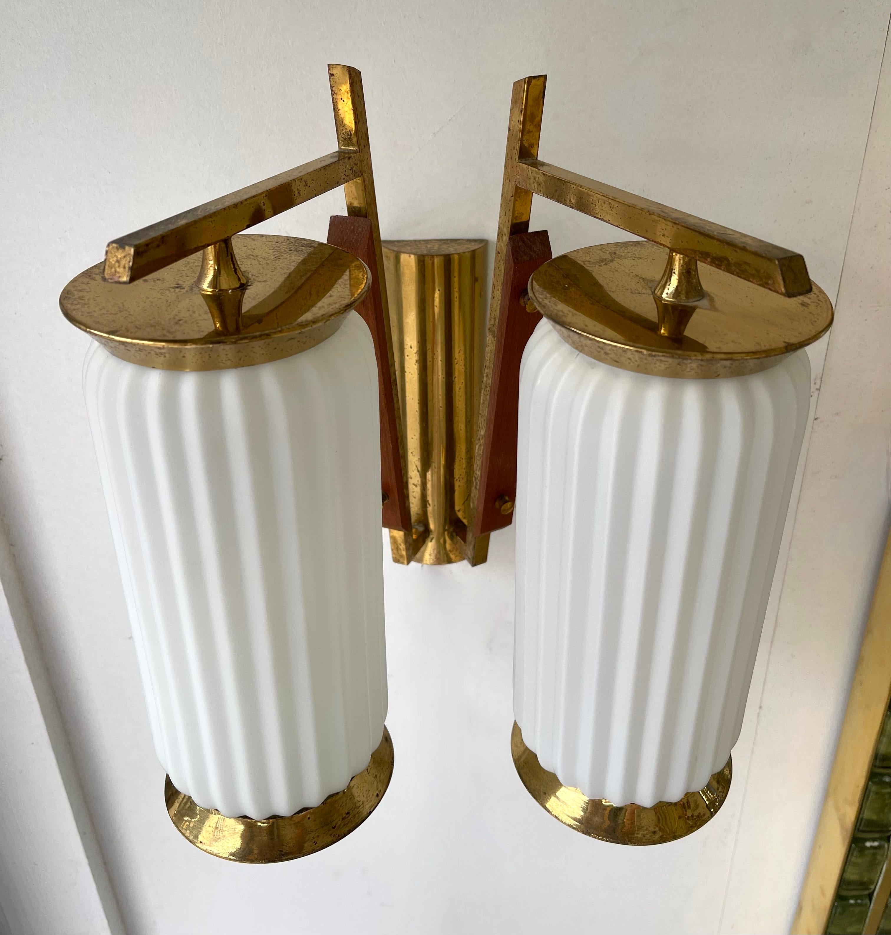 Mid-Century Modern Pair of Brass and Opaline Glass Barrel Sconces, Italy, 1950s For Sale 10
