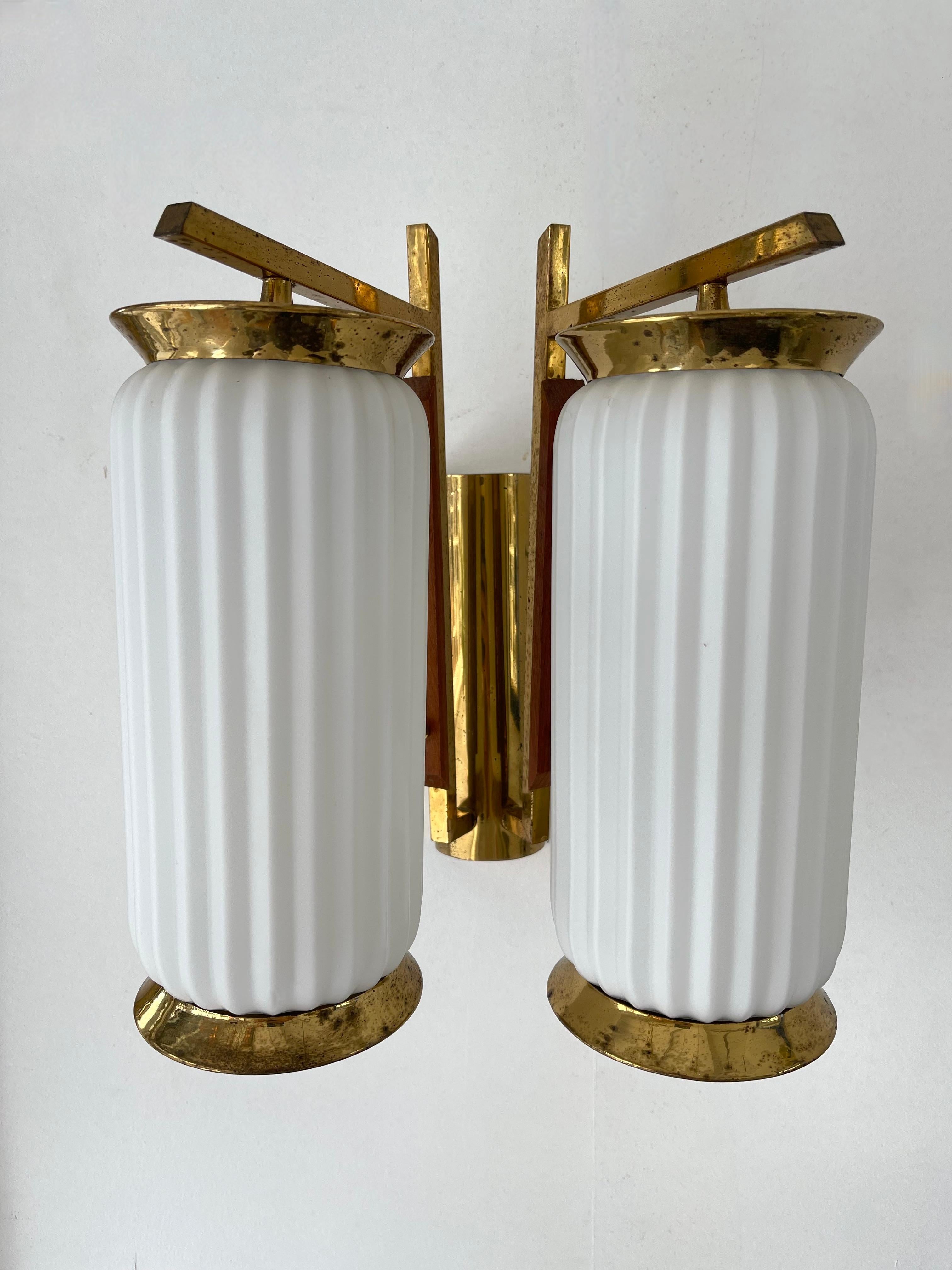 Mid-Century Modern Pair of Brass and Opaline Glass Barrel Sconces, Italy, 1950s In Good Condition For Sale In SAINT-OUEN, FR