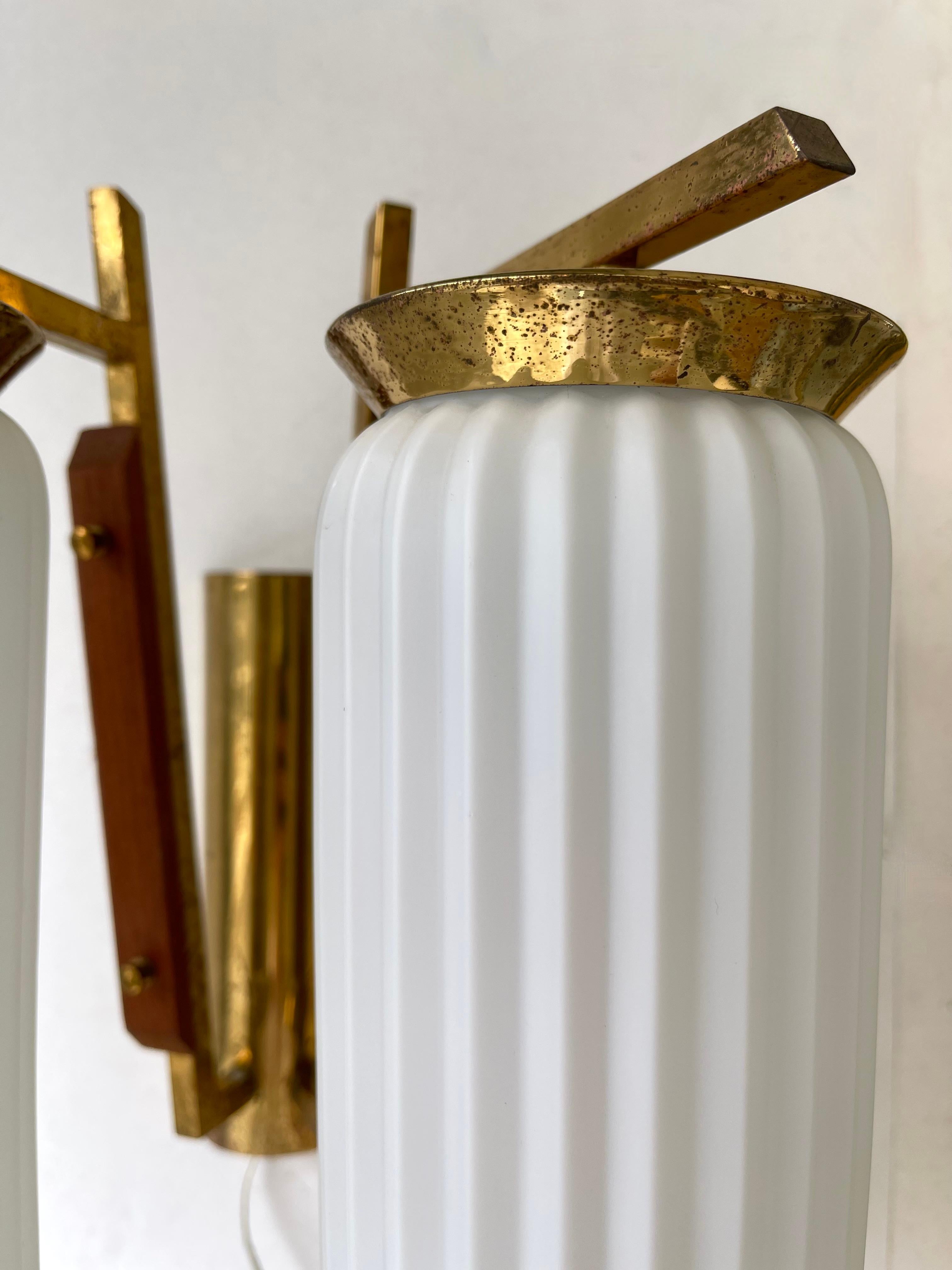 Mid-Century Modern Pair of Brass and Opaline Glass Barrel Sconces, Italy, 1950s For Sale 1