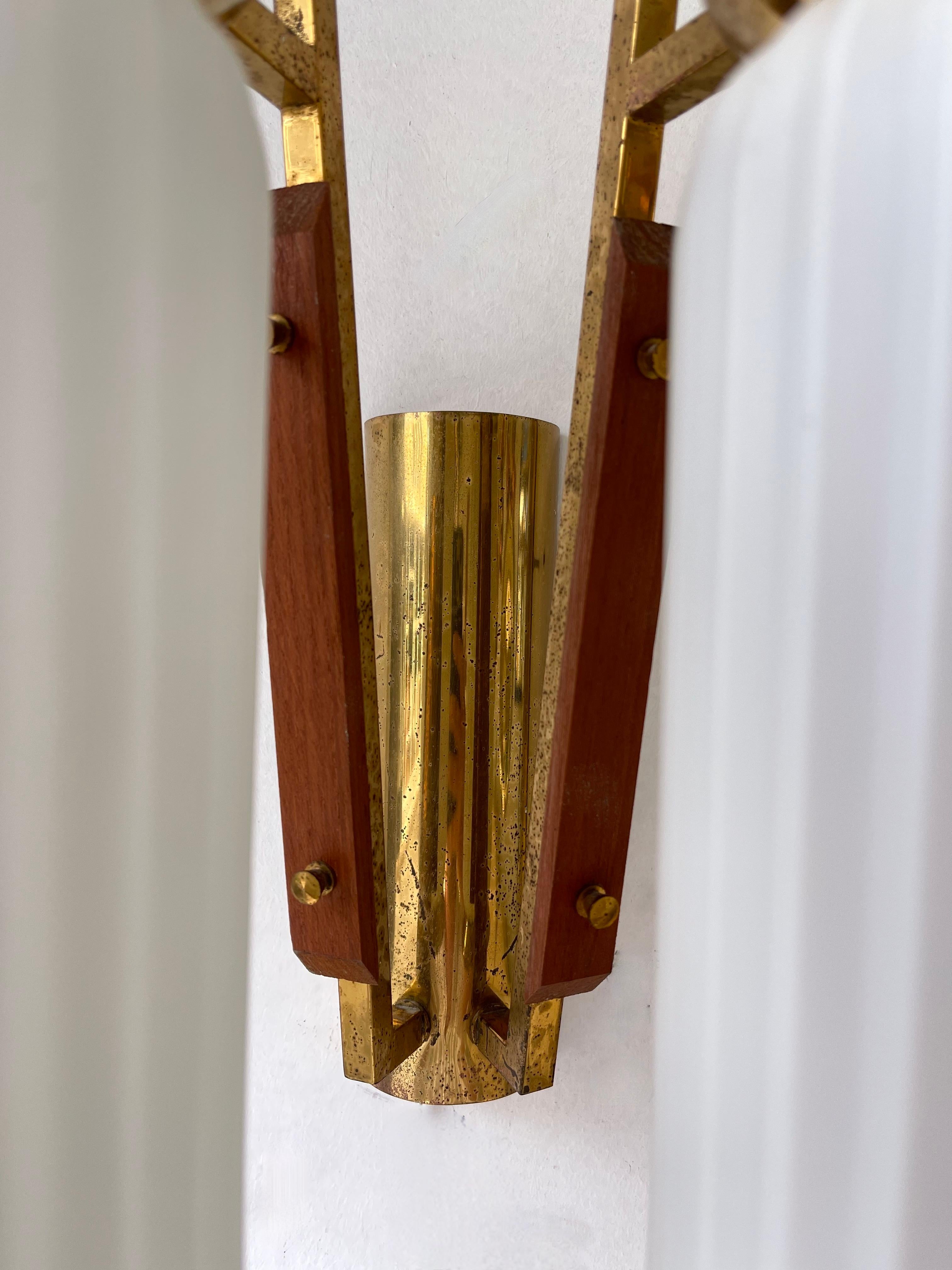 Mid-Century Modern Pair of Brass and Opaline Glass Barrel Sconces, Italy, 1950s For Sale 2
