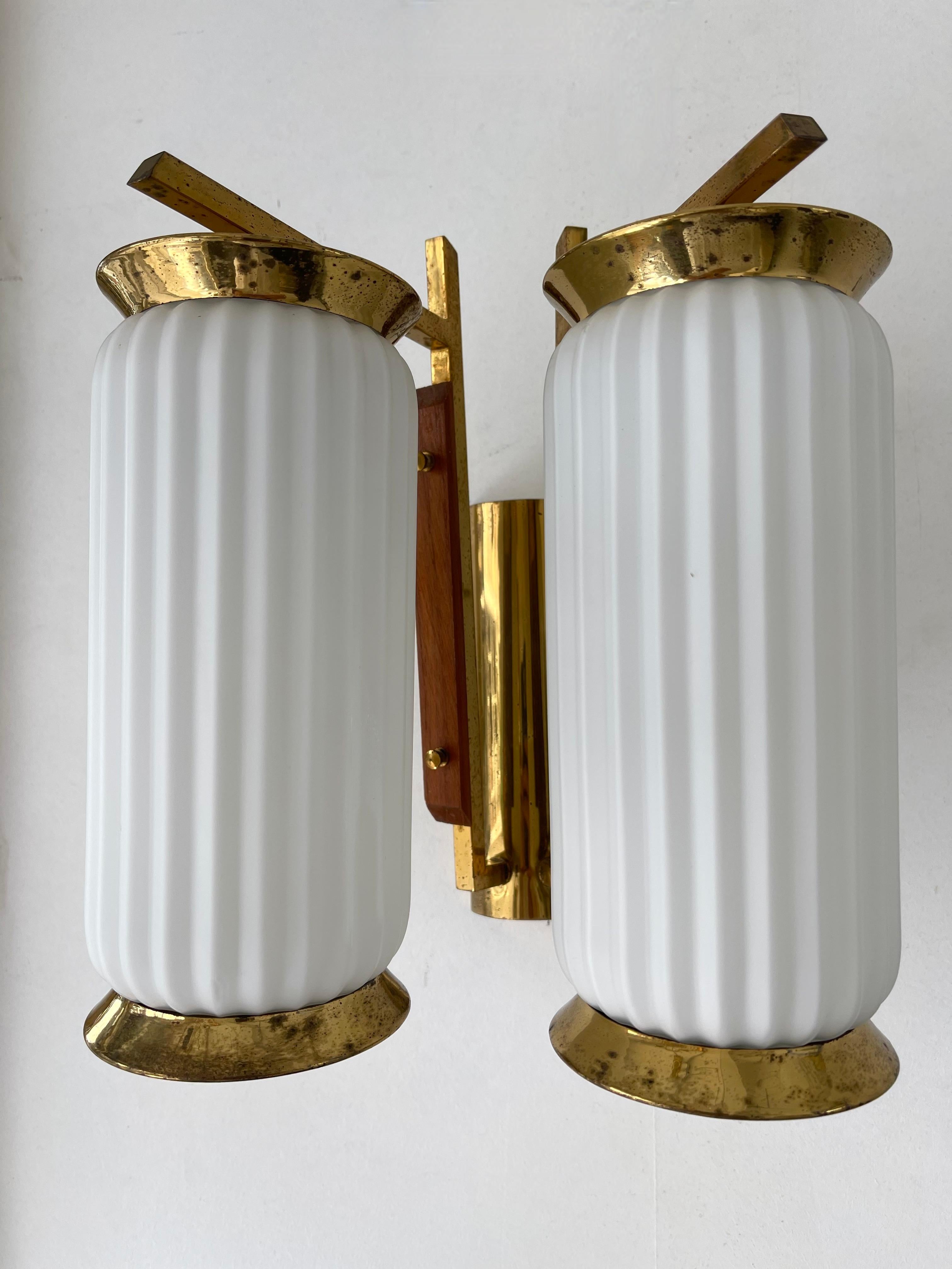 Mid-Century Modern Pair of Brass and Opaline Glass Barrel Sconces, Italy, 1950s For Sale 3